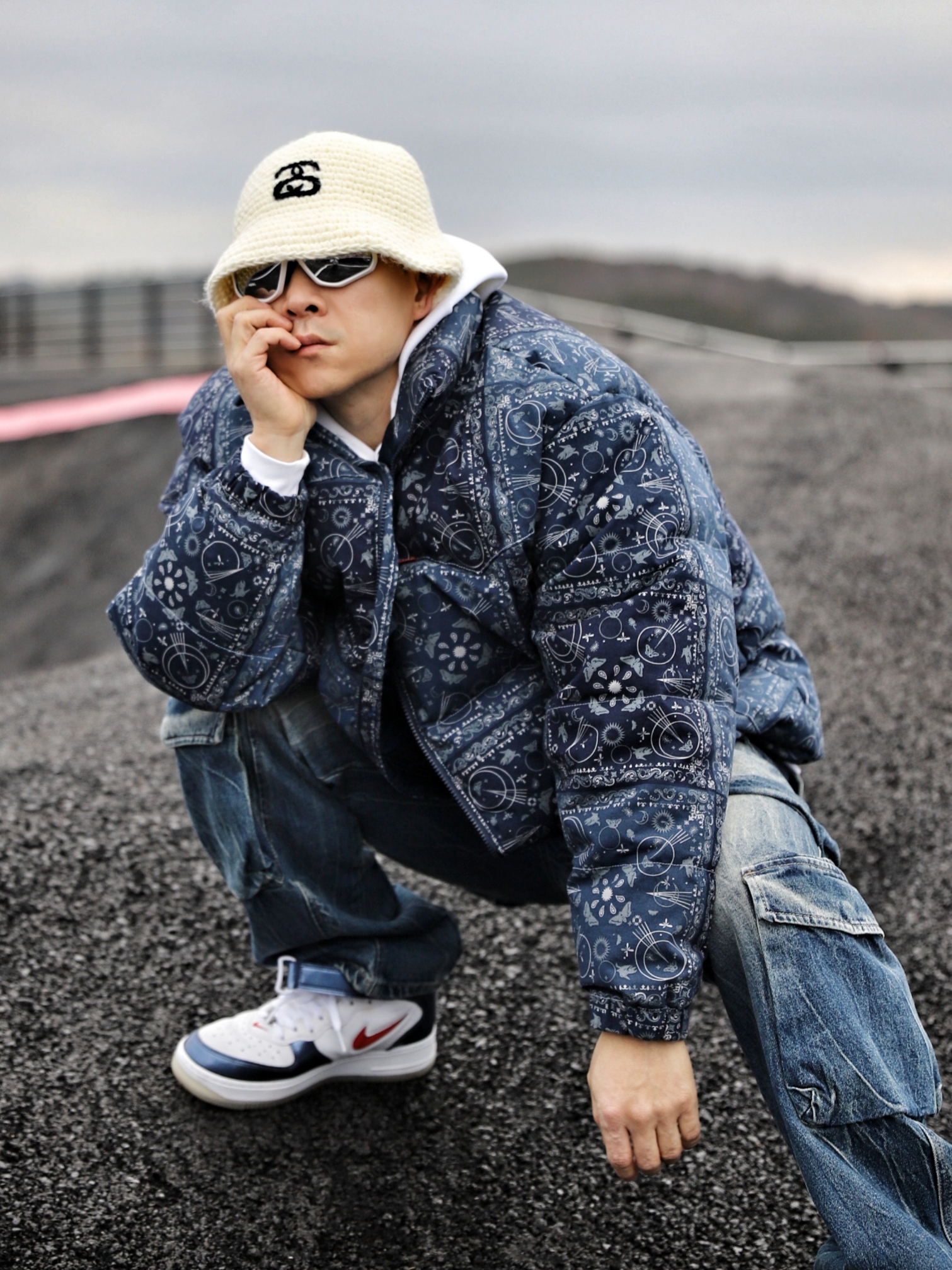 Stussy SS Link Knit Bucket Hat Bone, Nike Air Force 1 Mid QS University Red and Midnight Navy 착용 스타일 - 2