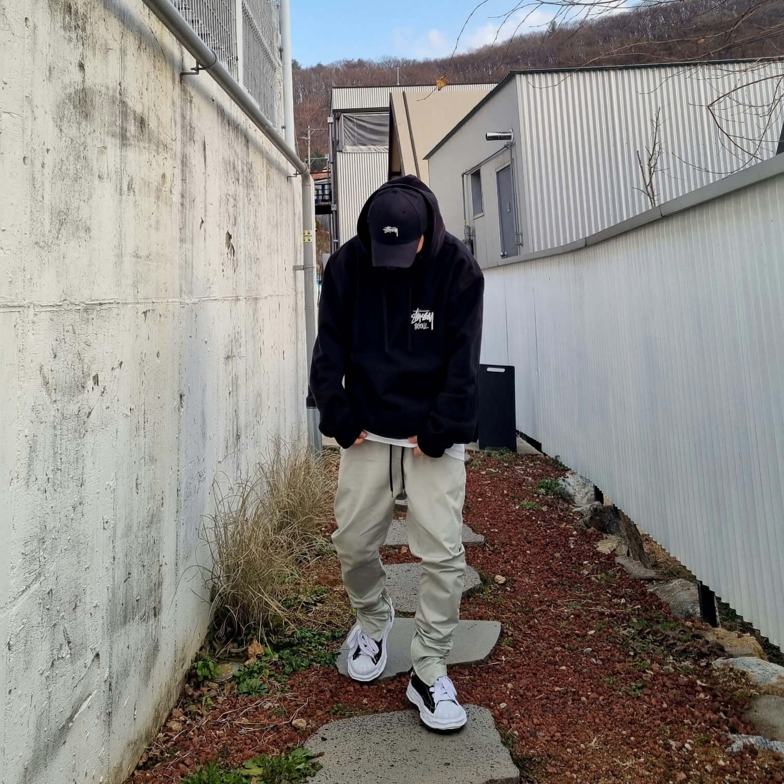Stussy Stock Seoul Hood Black 2023 착용 스타일