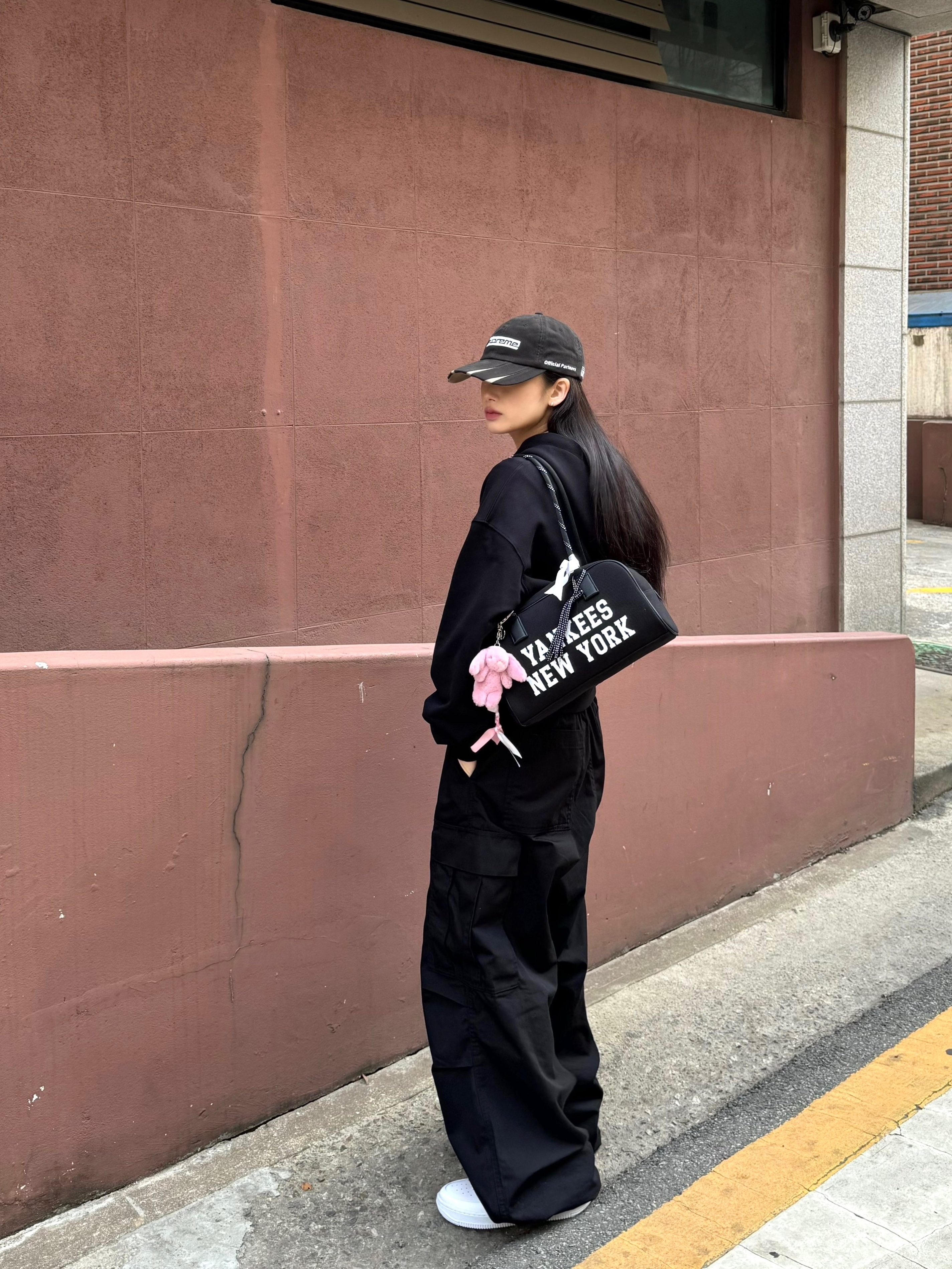 Supreme Jagged Visor 6-Panel Black - 23FW, Nike x Supreme Air Force 1 Low White 착용 스타일 - 3