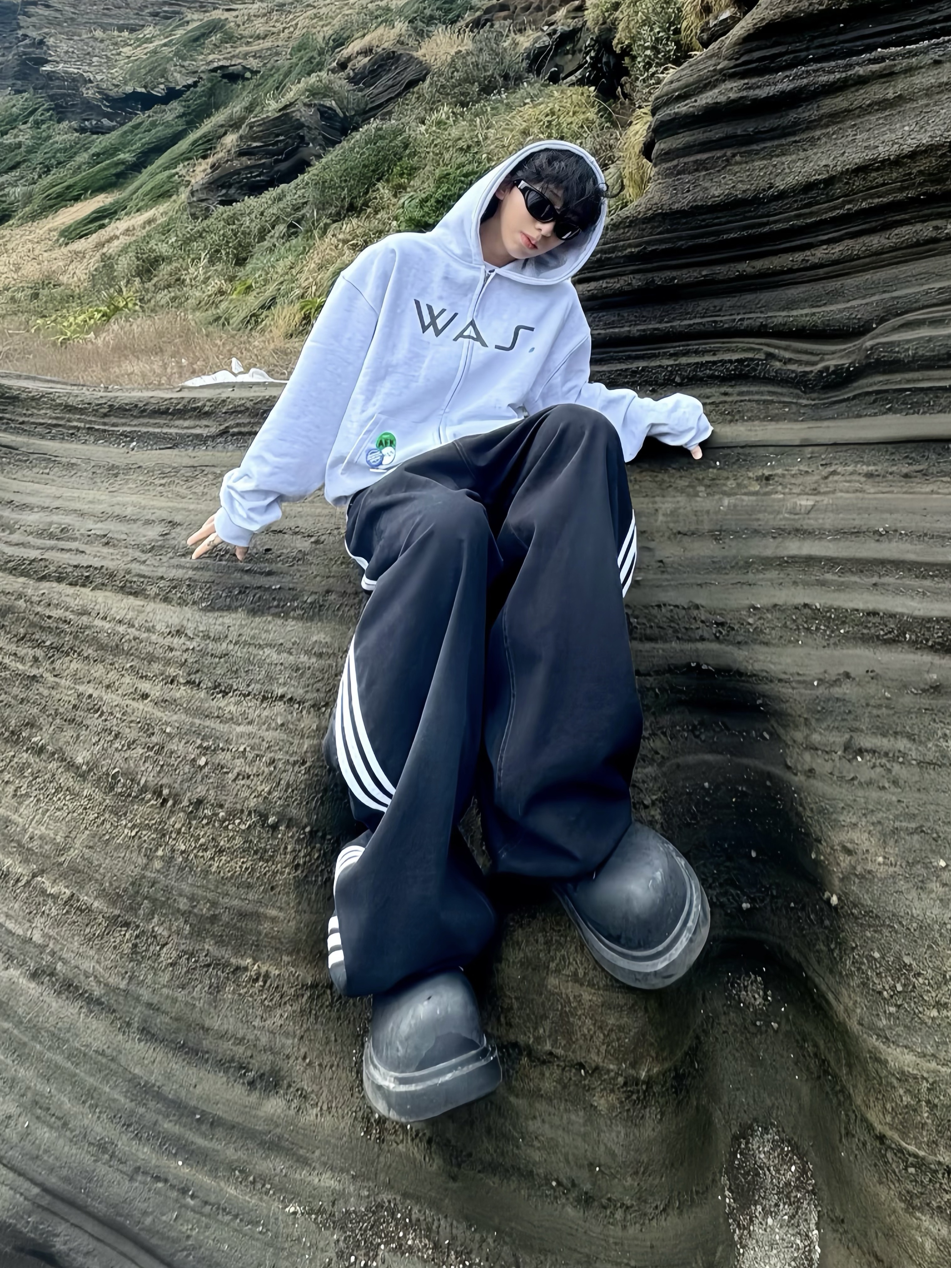 Gentle Monster x Maison Margiela MM003 Black Black, Balenciaga x Adidas Large Baggy Trousers Black 착용 스타일 - 1