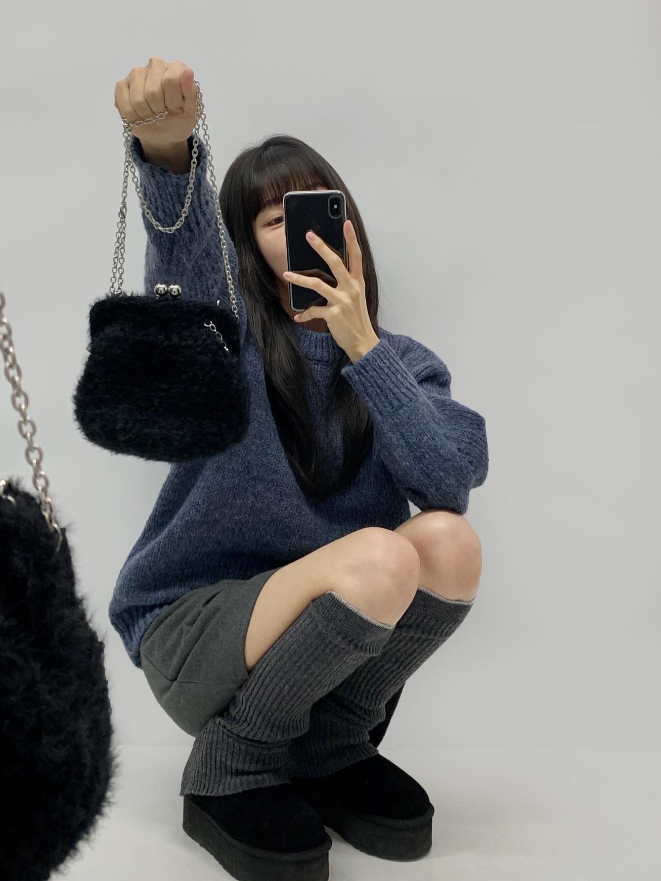 (W) UGG Classic Ultra Mini Platform Boots Black 착용 스타일 - 2