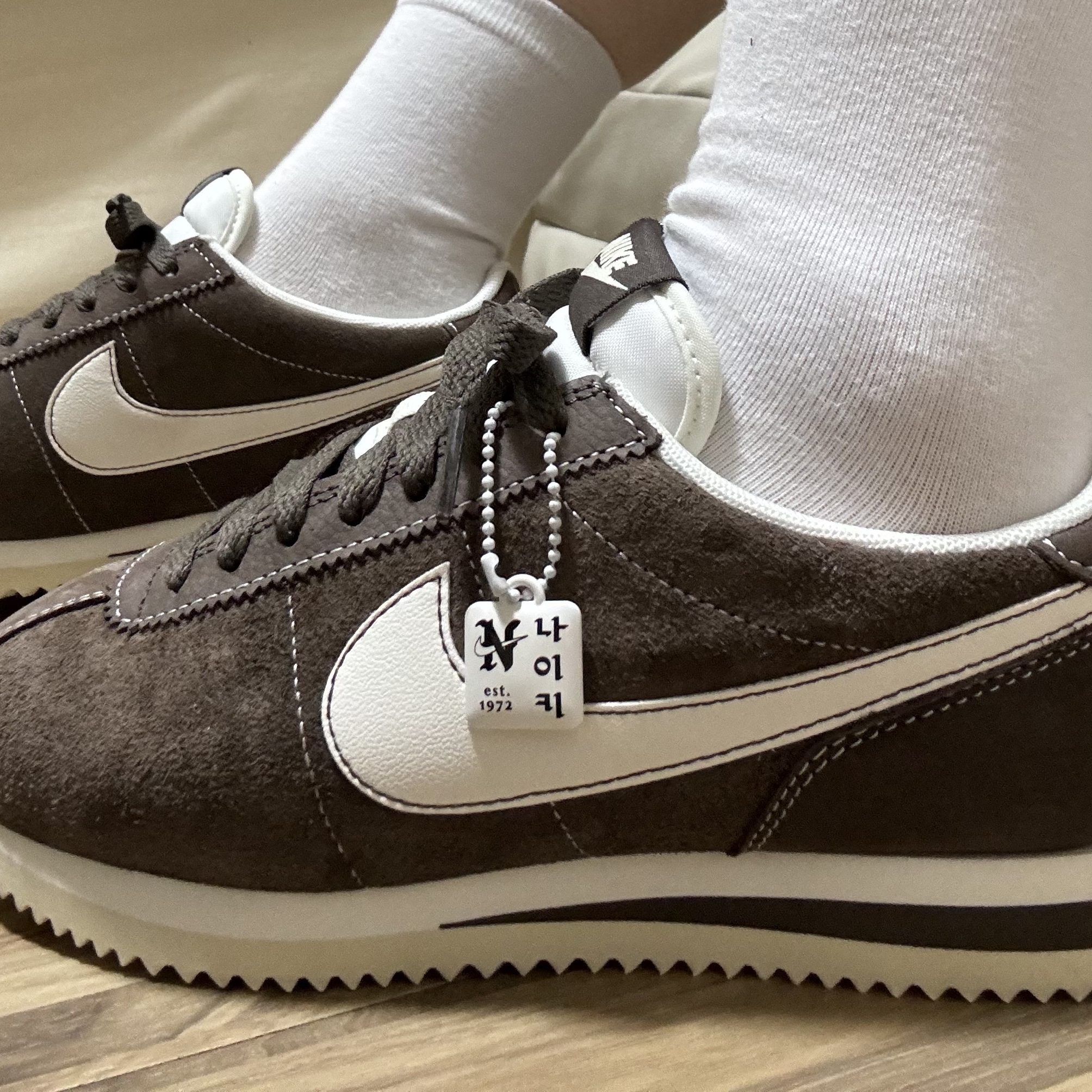 Nike Cortez SE Hangul Day Baroque Brown Sail 착용 스타일