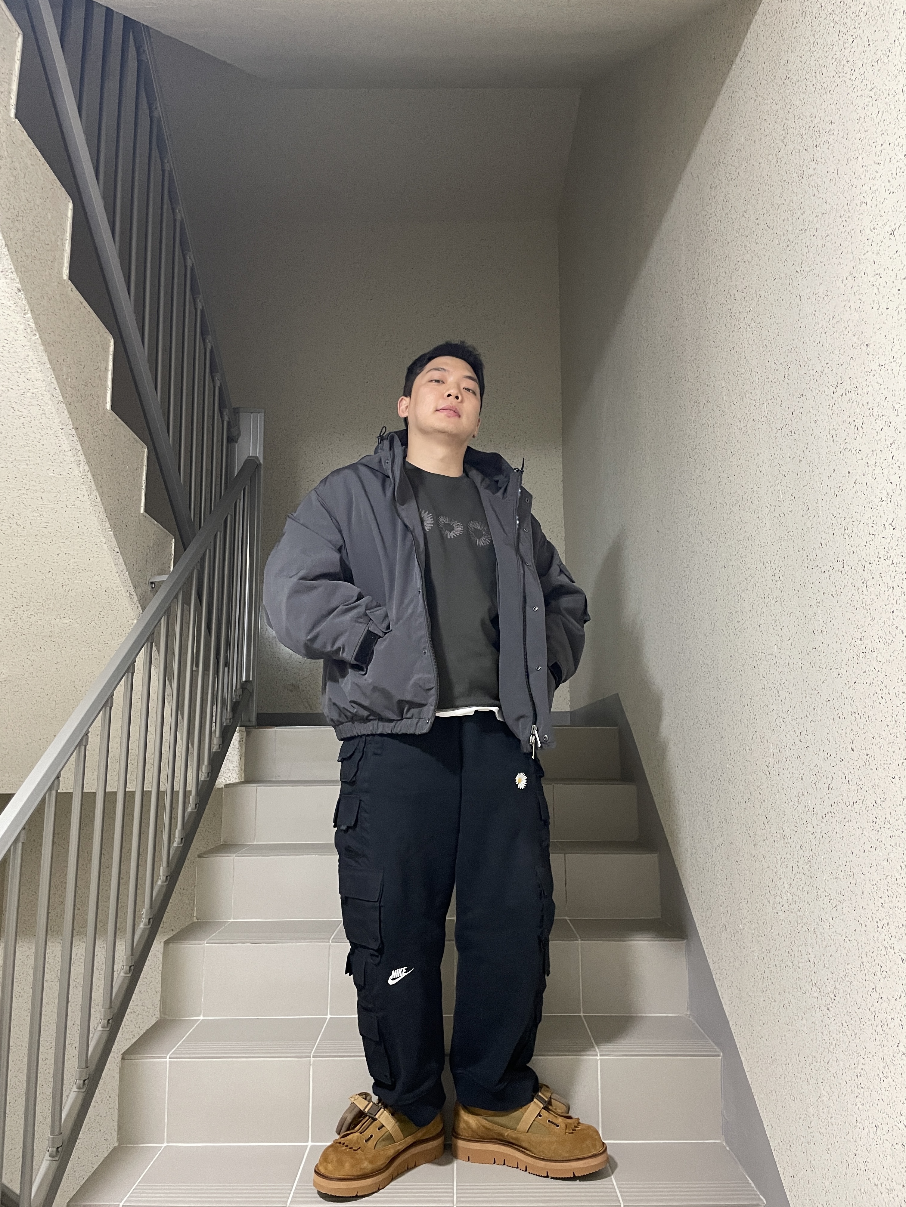 그립 스와니 x 대너 부쉬 부츠 코요테 컬렉션, 나이키 x 피스마이너스원 와이드 팬츠 블랙 (DR0096-010) 착용 스타일 - 1