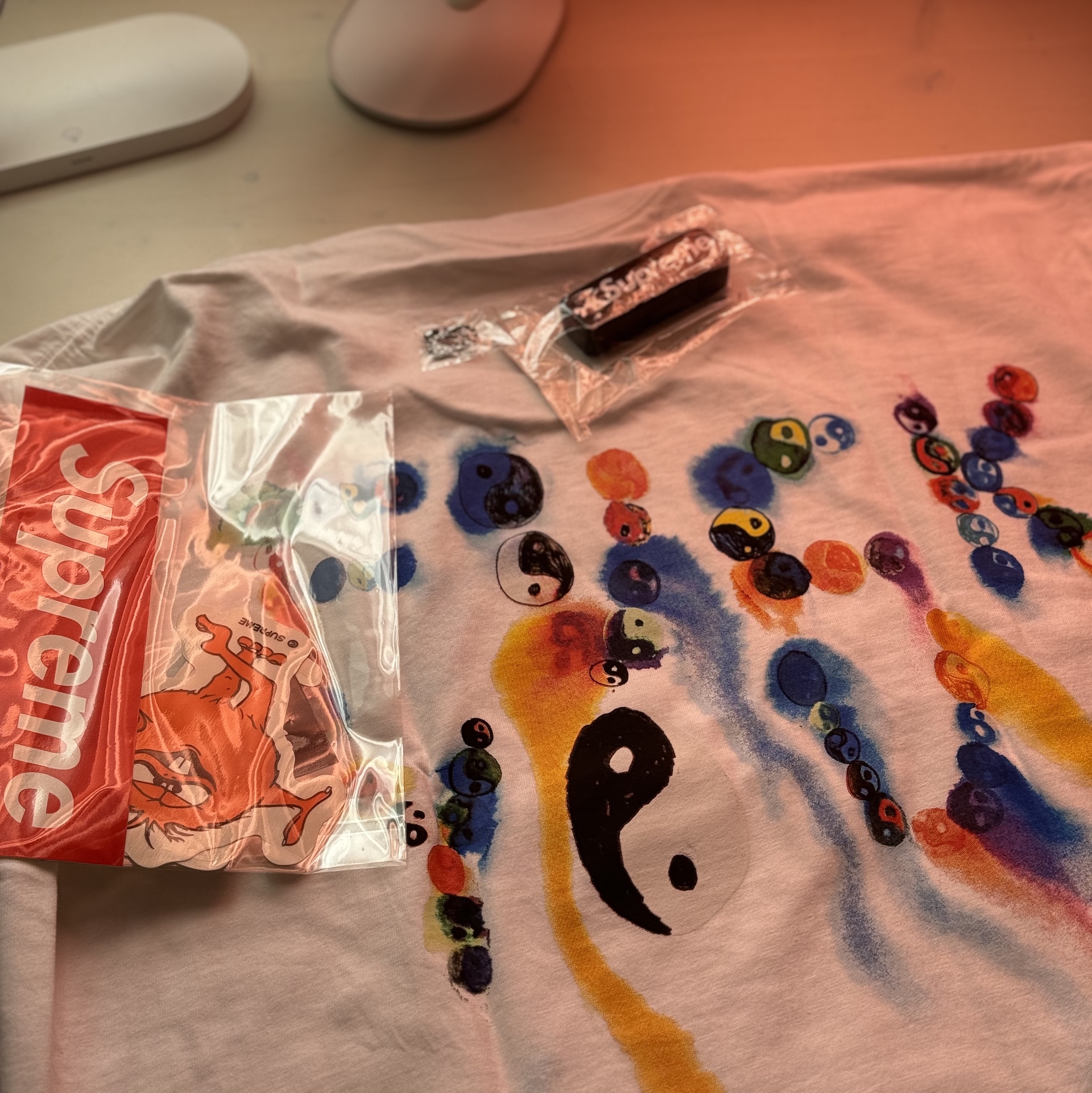 Supreme Ying Yang T-Shirt White - 23FW, Supreme Floating Keychain Black - 23FW 착용 스타일 - 3