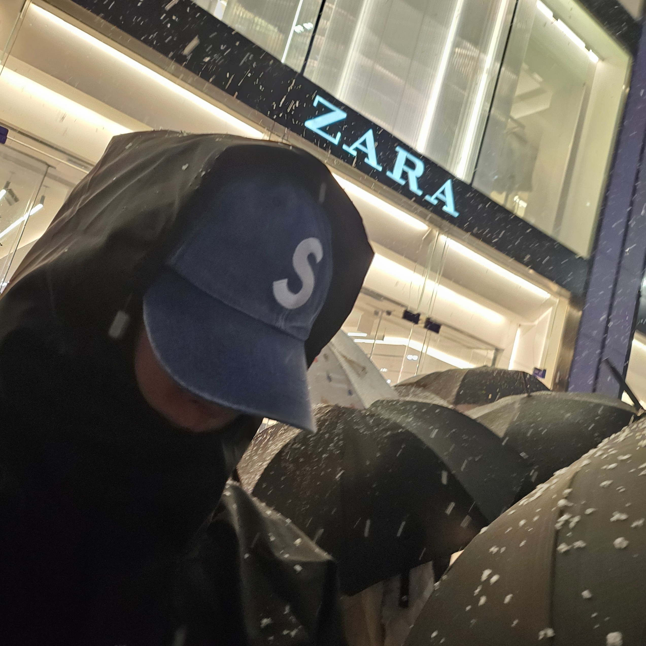 Supreme Pigment Canvas S Logo 6-Panel Navy - 23SS, Yeezy Gap Engineered By Balenciaga T-Cut Parka Black 착용 스타일 - 1