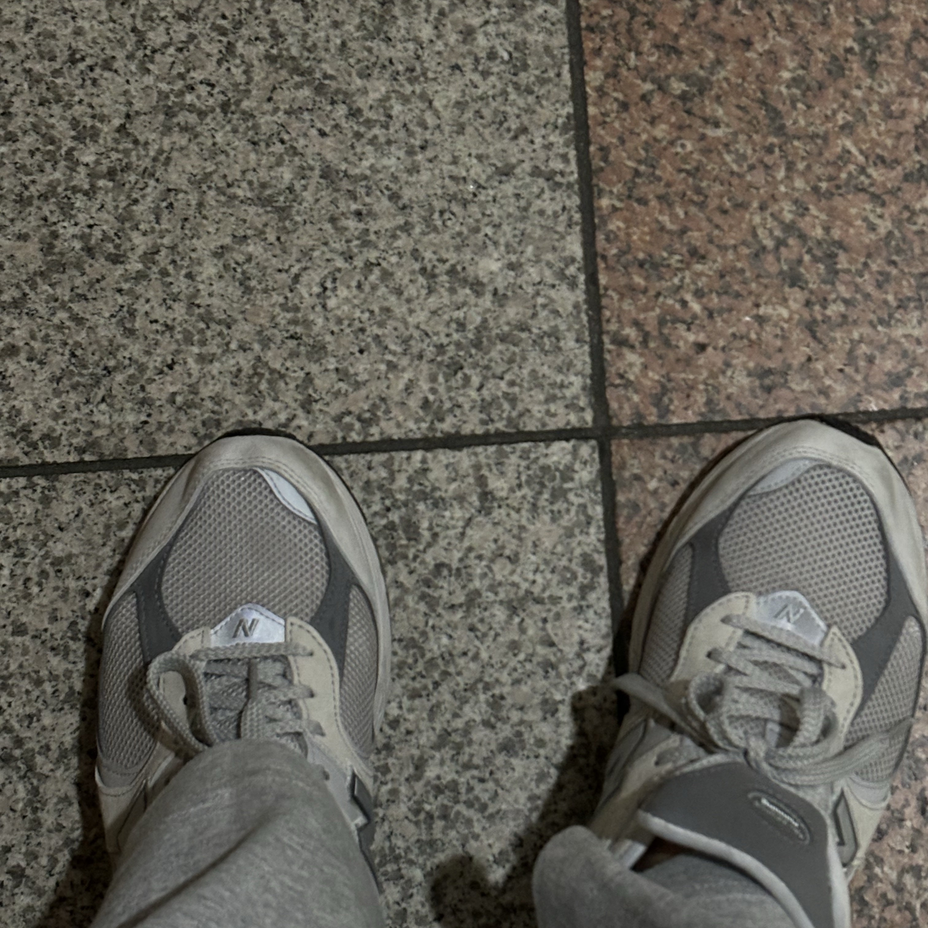 New Balance 2002R T2 Gray 착용 스타일