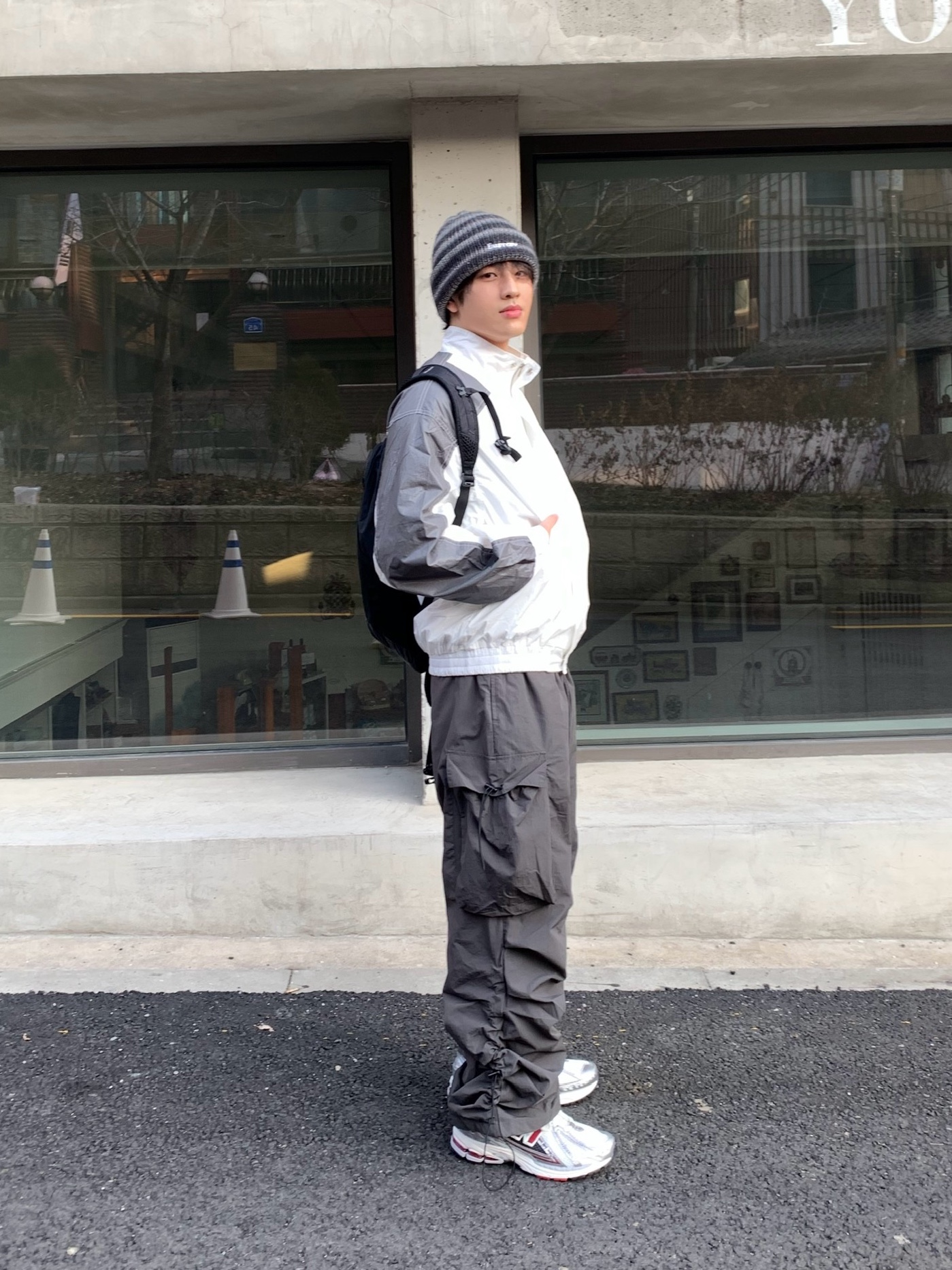Supreme Ombre Stripe Beanie Black - 22FW, New Balance 1906R Silver Metallic Classic Crimson 착용 스타일 - 5