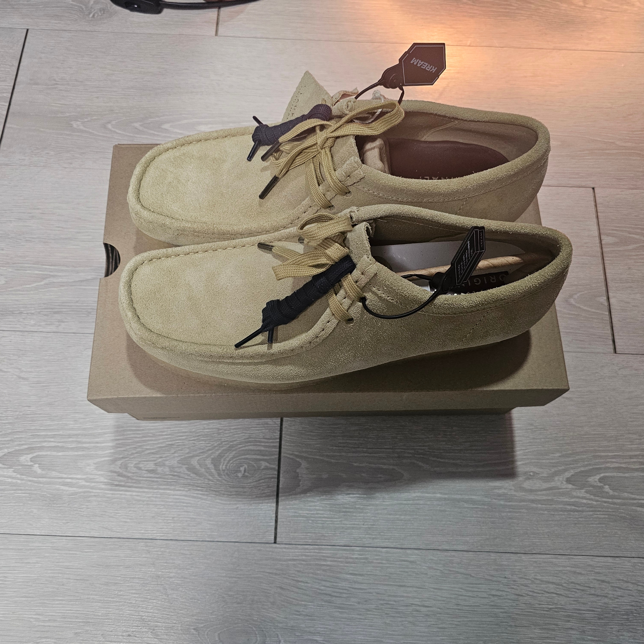 Clarks Wallabee Maple Suede 착용 스타일 - 1