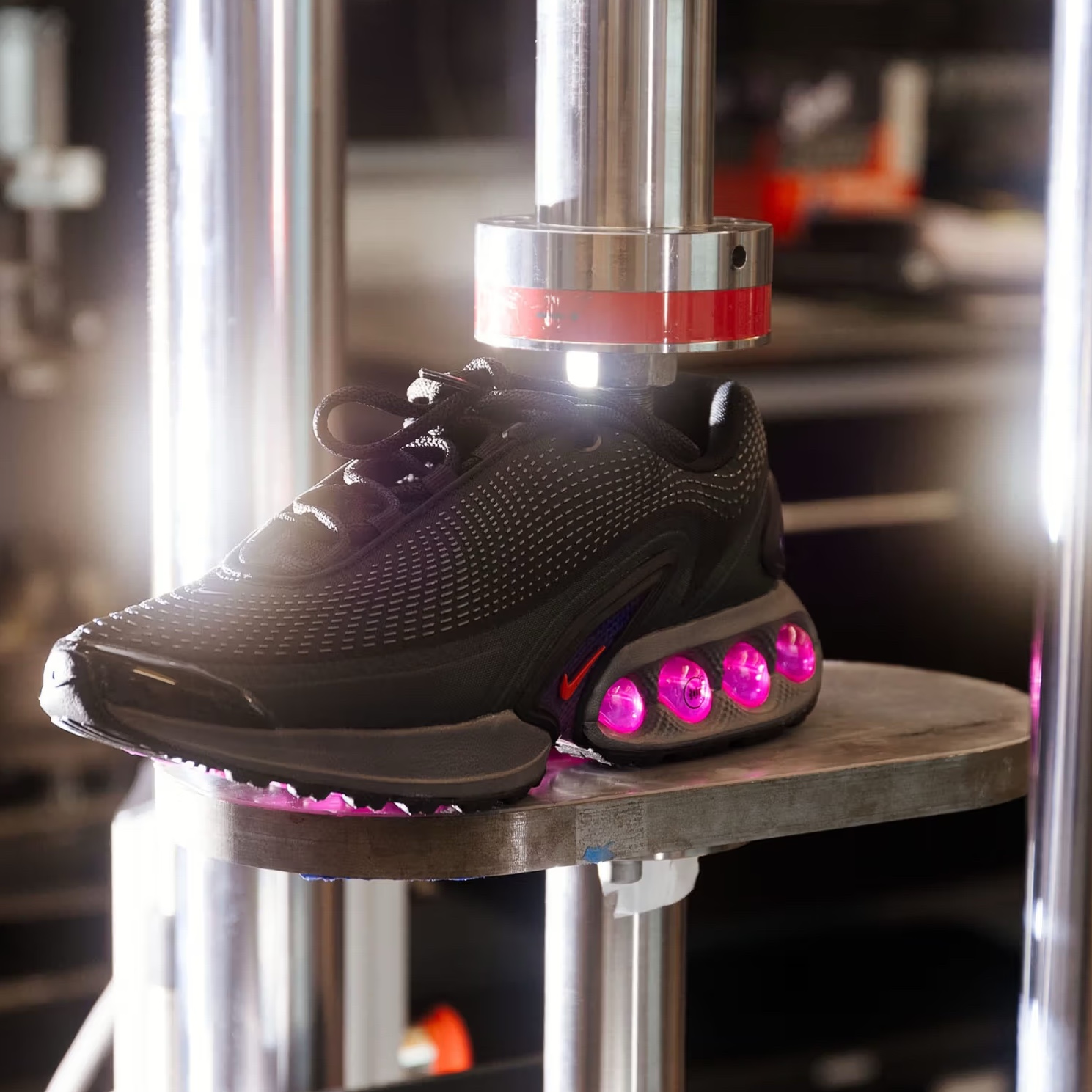 (GS) Nike Air Max Dn Black Light Crimson, (W) Nike Air Max Dn Black Light Crimson 착용 스타일 - 2