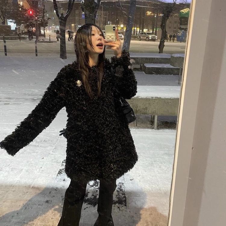 Yunse Women Eco Fur Coat Black 착용 스타일 - 2