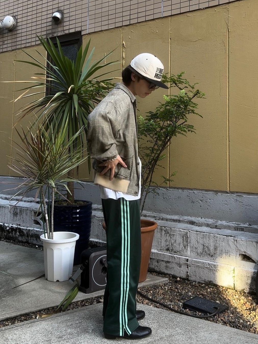 Adidas Adicolor Classic Waffle Beckenbauer Track Pants Wonder White - KR Sizing, Adidas Originals Beckenbauer Track Pants Shadow Green - KR Sizing 착용 스타일 - 5