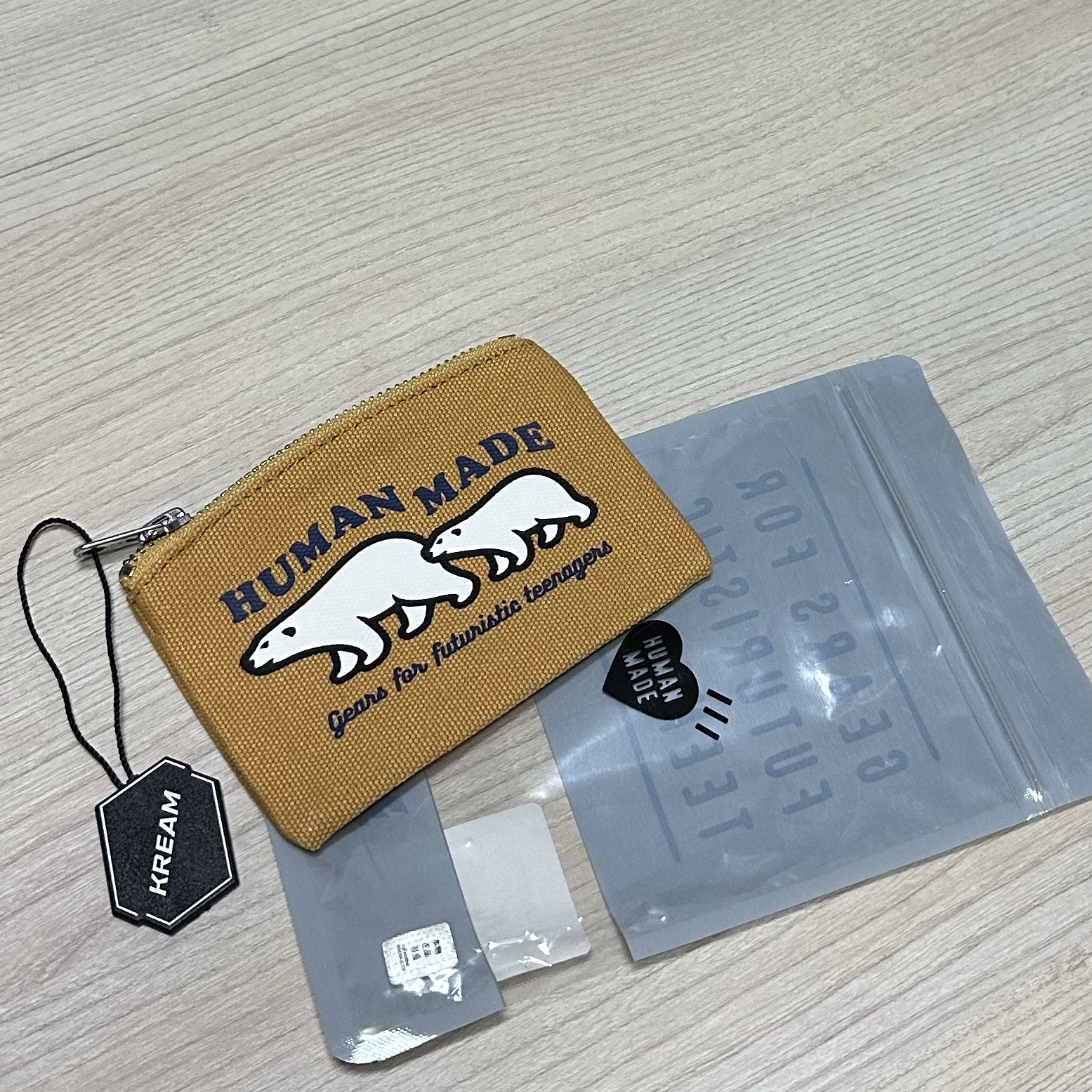 Human Made Card Case Beige 착용 스타일