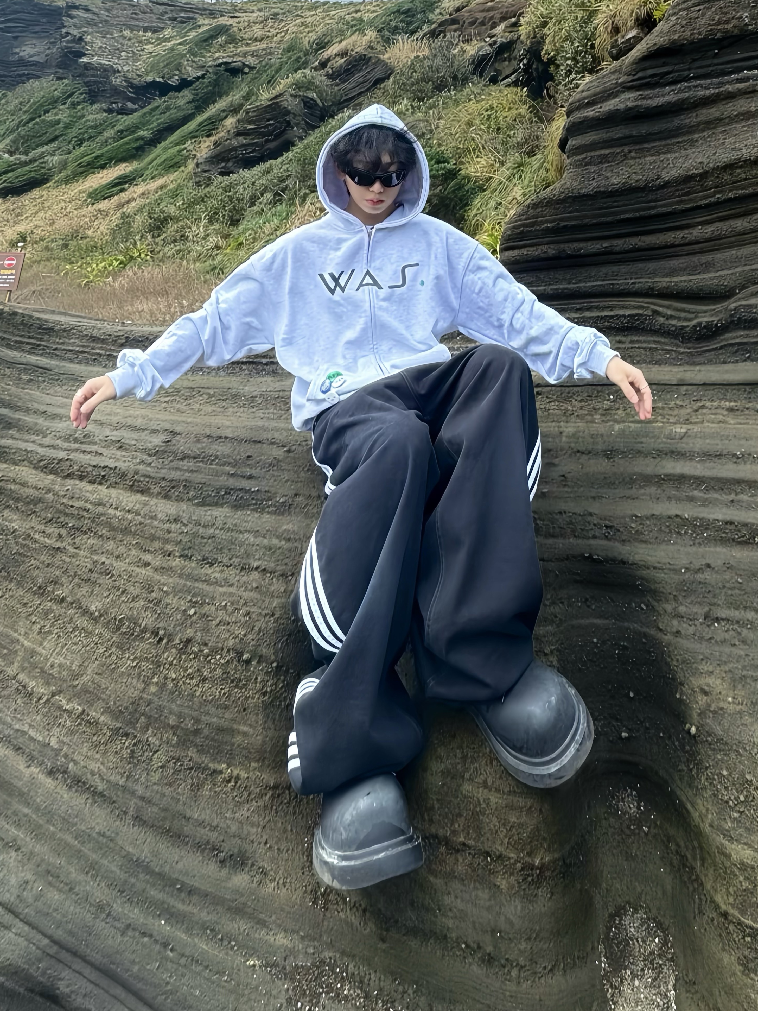 Gentle Monster x Maison Margiela MM003 Black Black, Balenciaga x Adidas Large Baggy Trousers Black 착용 스타일 - 3