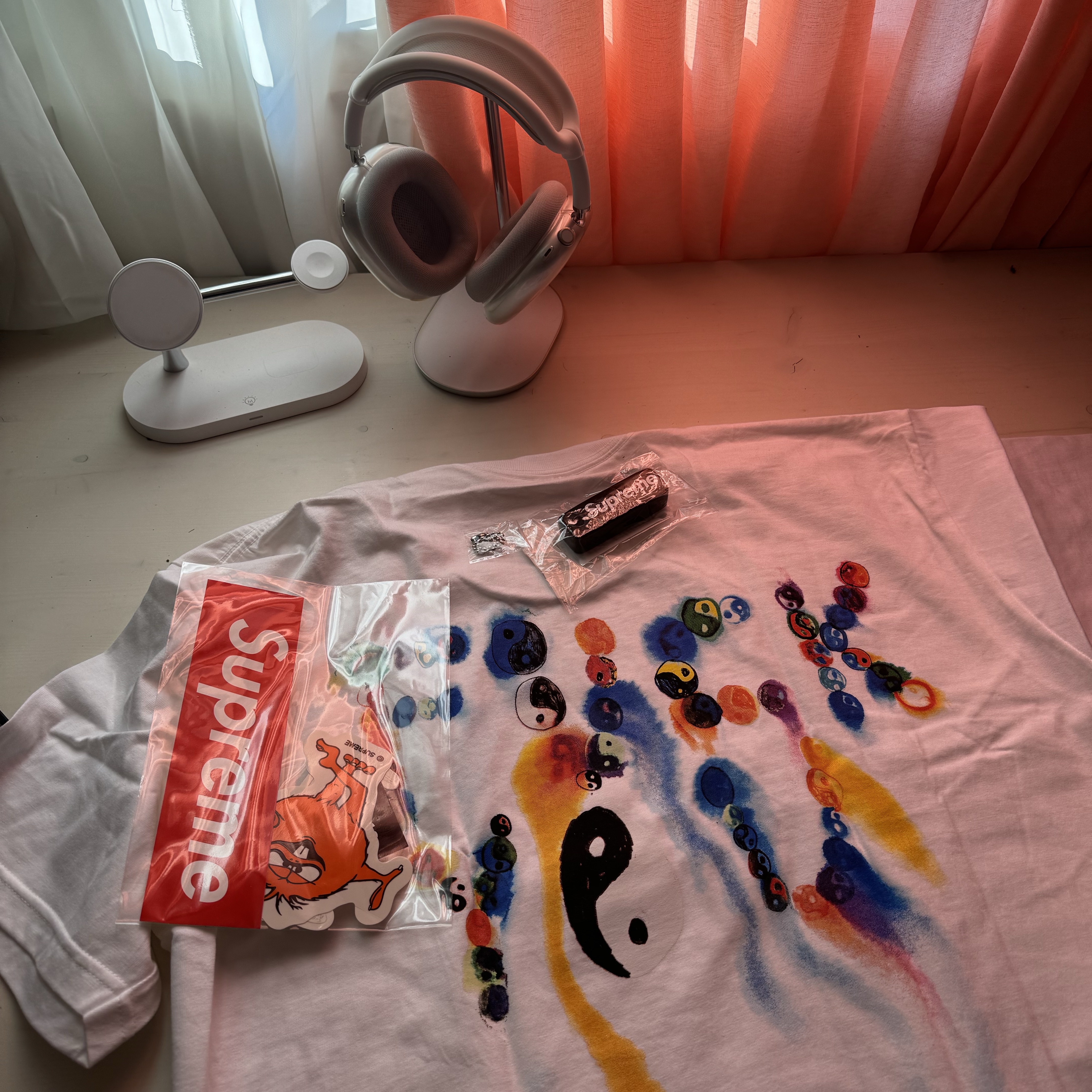Supreme Ying Yang T-Shirt White - 23FW, Supreme Floating Keychain Black - 23FW 착용 스타일 - 1