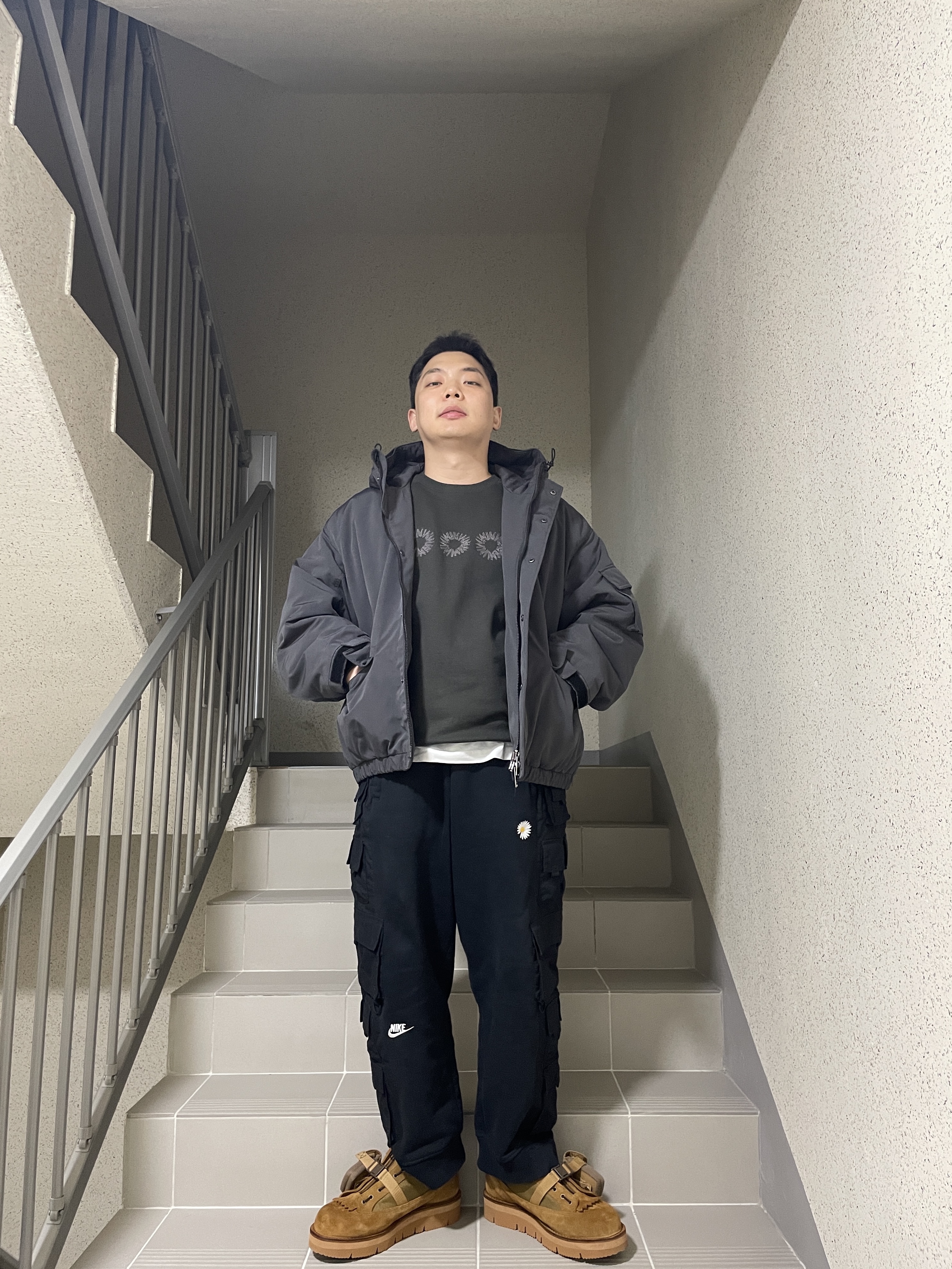 그립 스와니 x 대너 부쉬 부츠 코요테 컬렉션, 나이키 x 피스마이너스원 와이드 팬츠 블랙 (DR0096-010) 착용 스타일 - 2
