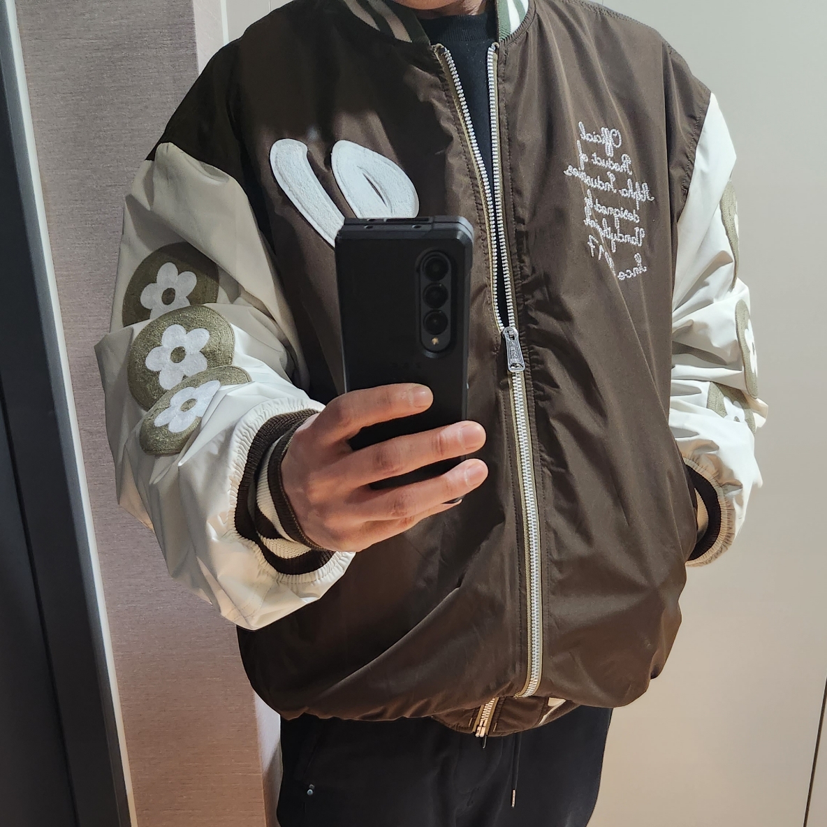 Vandy The Pink x Alpha Industries Bomber Jacket Lead Gray 착용 스타일