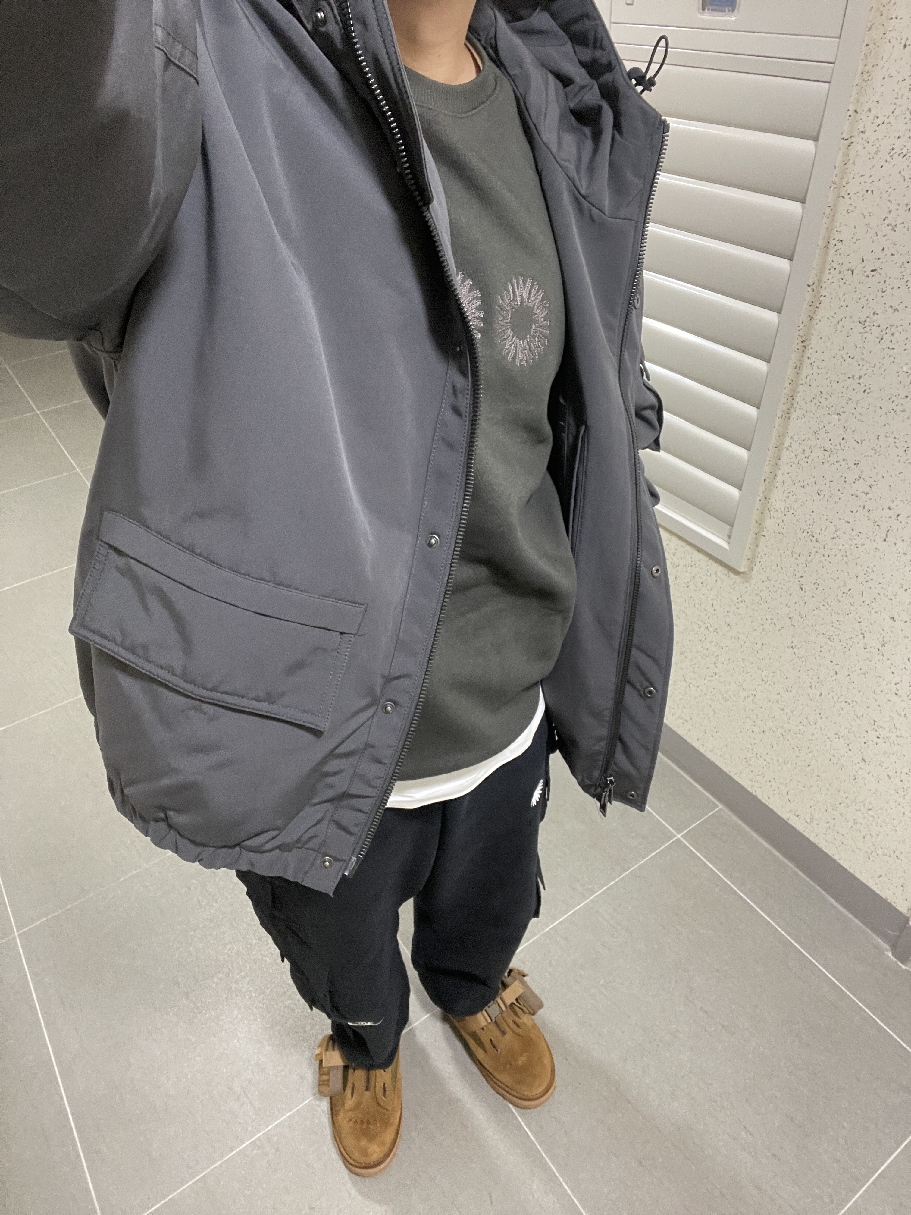 그립 스와니 x 대너 부쉬 부츠 코요테 컬렉션, 나이키 x 피스마이너스원 와이드 팬츠 블랙 (DR0096-010) 착용 스타일 - 4