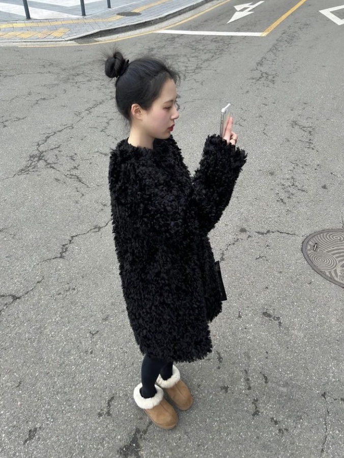 Yunse Women Eco Fur Coat Black 착용 스타일 - 2