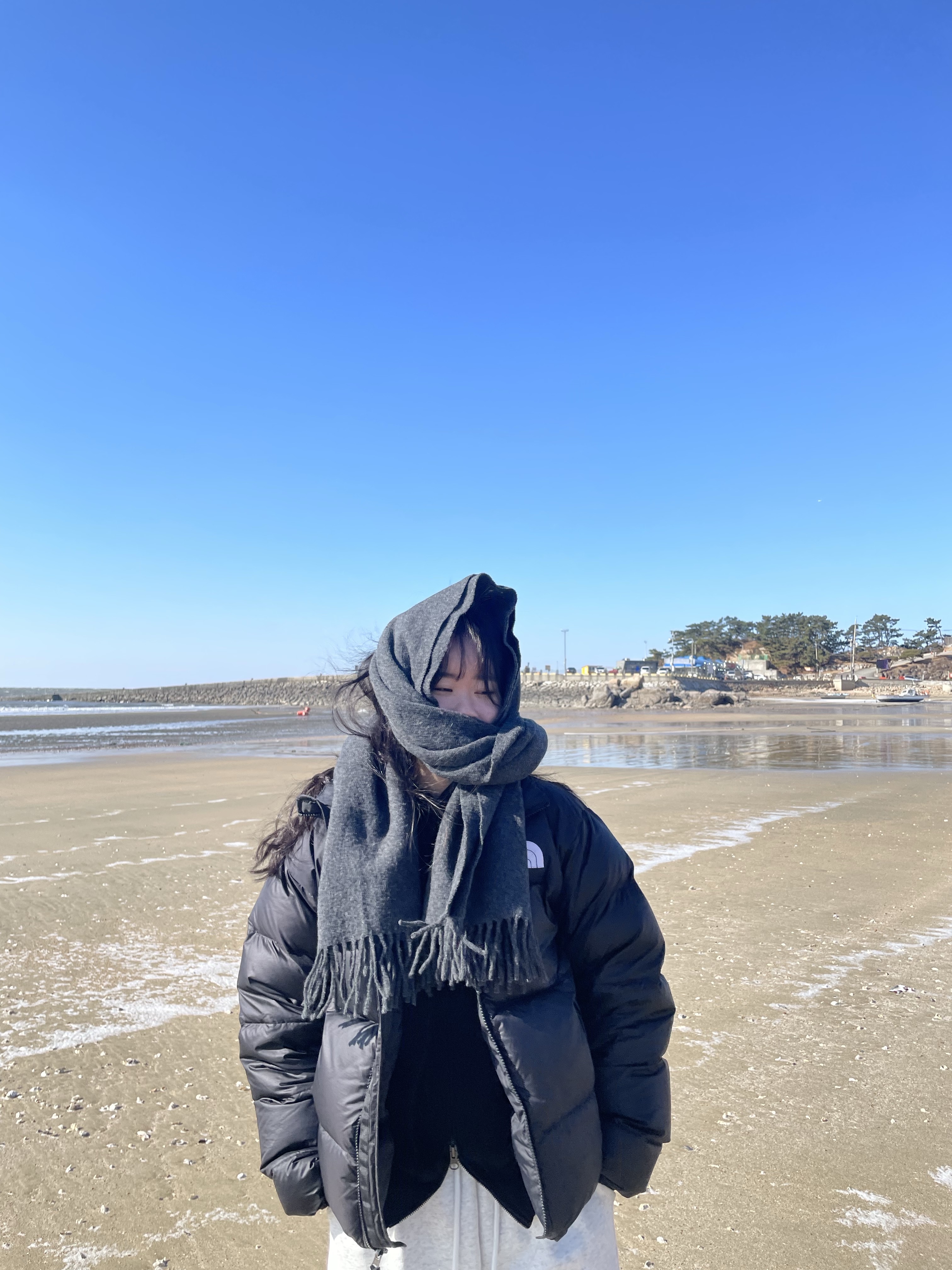 The North Face 1996 Eco Nuptse Jacket Black, Maison Kitsune Tricolor Fox Wool Muffler Anthracite Melange 착용 스타일 - 1