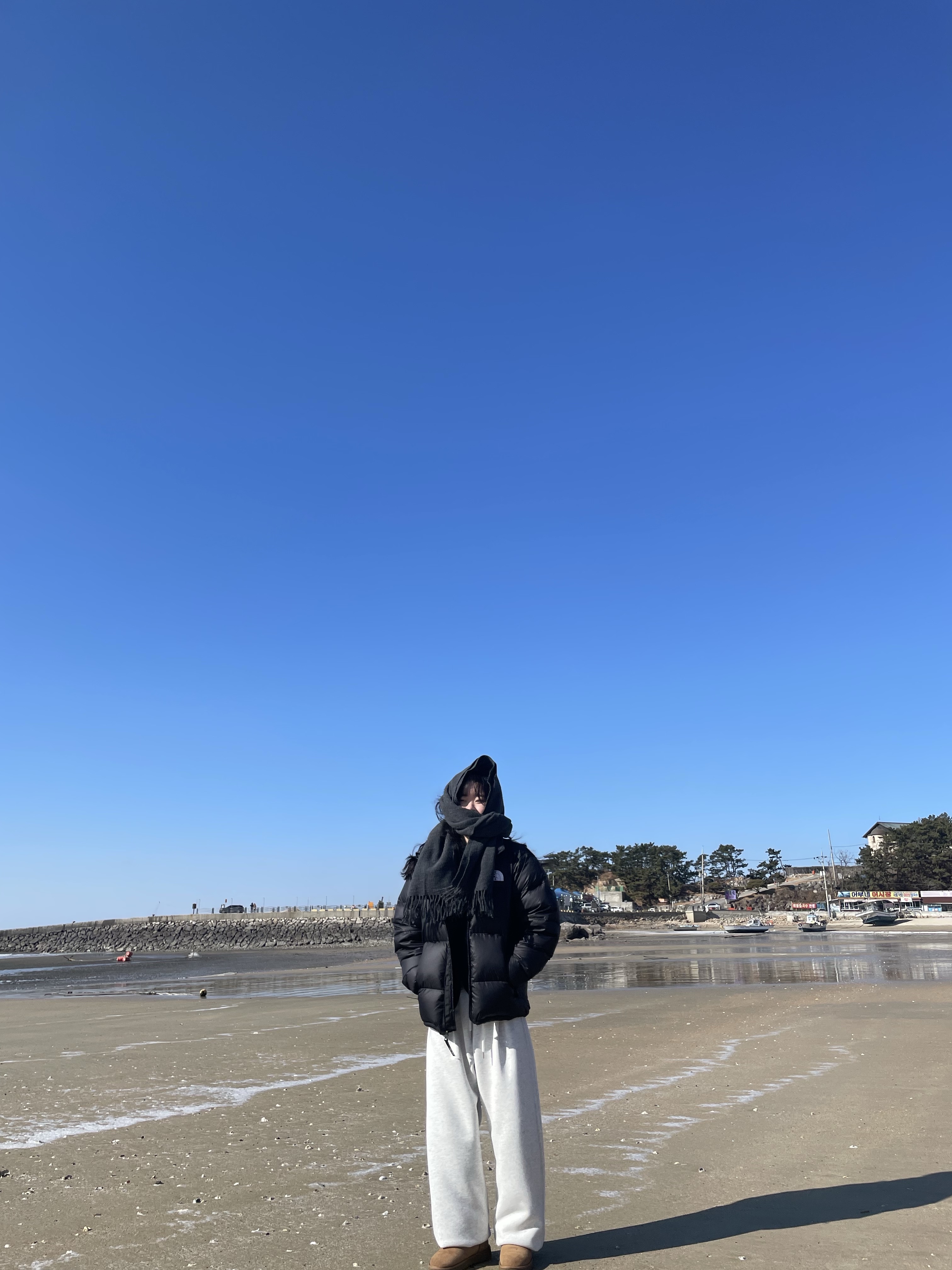 The North Face 1996 Eco Nuptse Jacket Black, Maison Kitsune Tricolor Fox Wool Muffler Anthracite Melange 착용 스타일 - 2