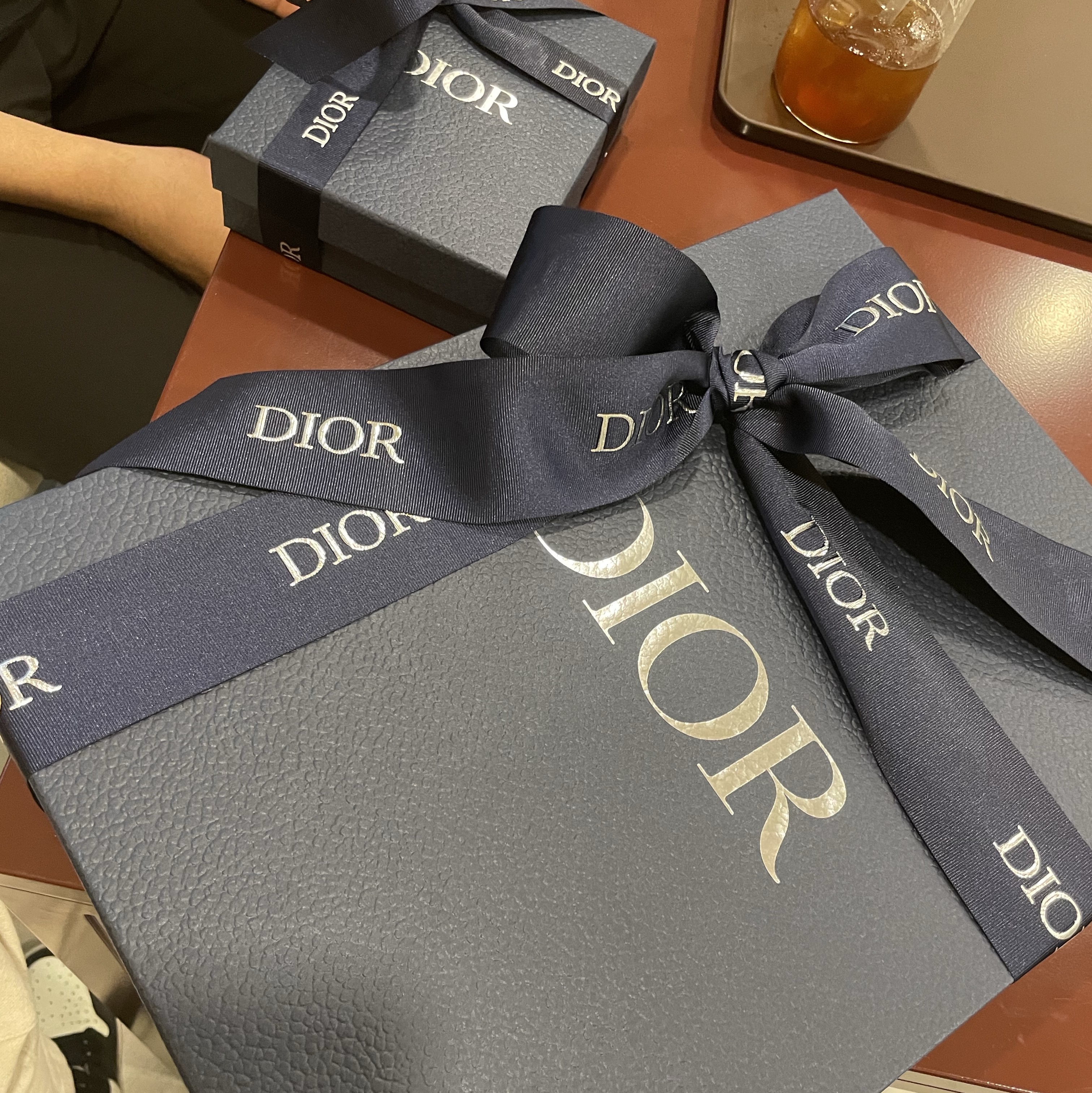 Dior A4 Pouch Beige & Black Dior Oblique Jacquard, Louis Vuitton Multiple Wallet Monogram Eclipse 착용 스타일 - 2