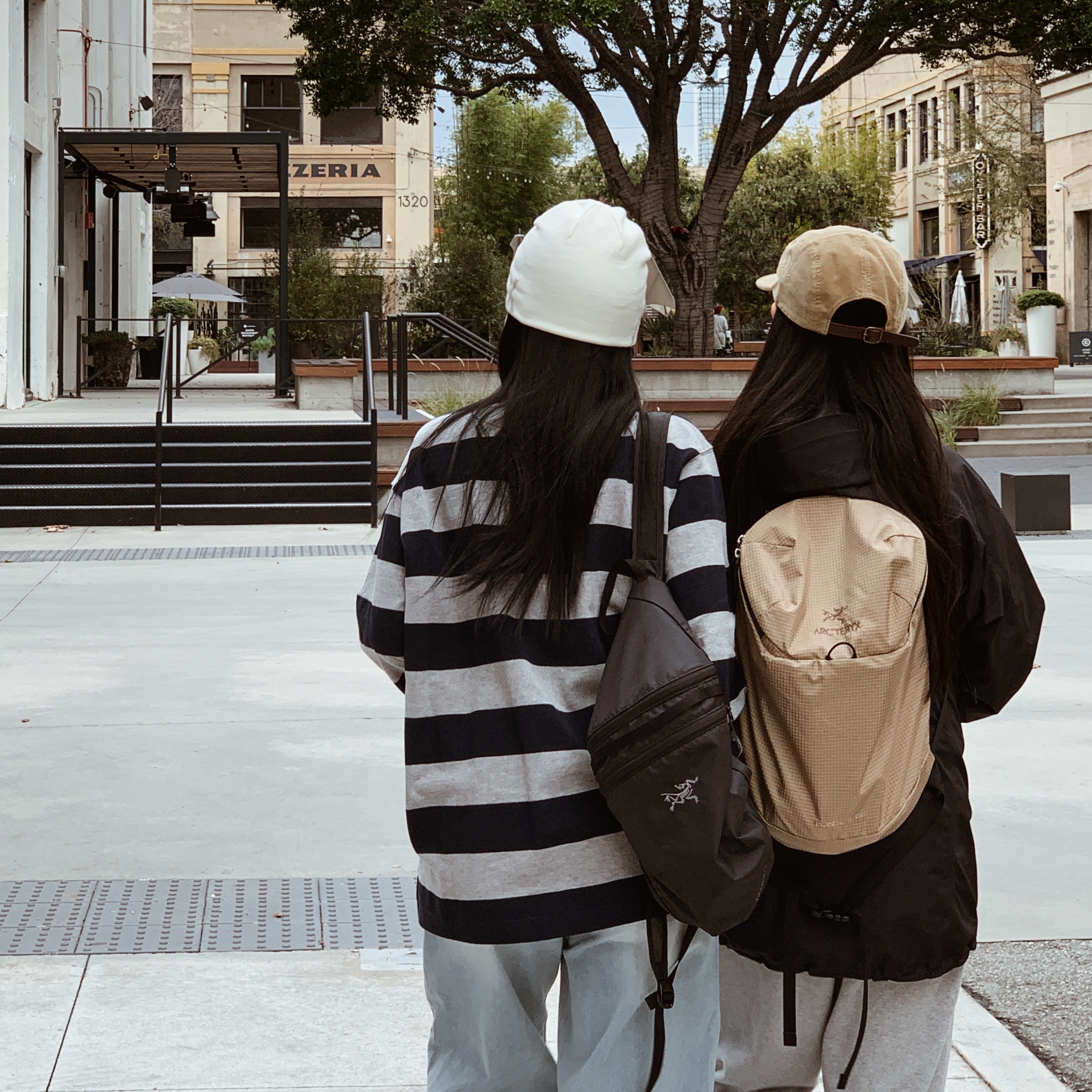 Arc'teryx Konseal 15 Backpack Canvas, Arc'teryx Heliad 15 Backpack Black 착용 스타일