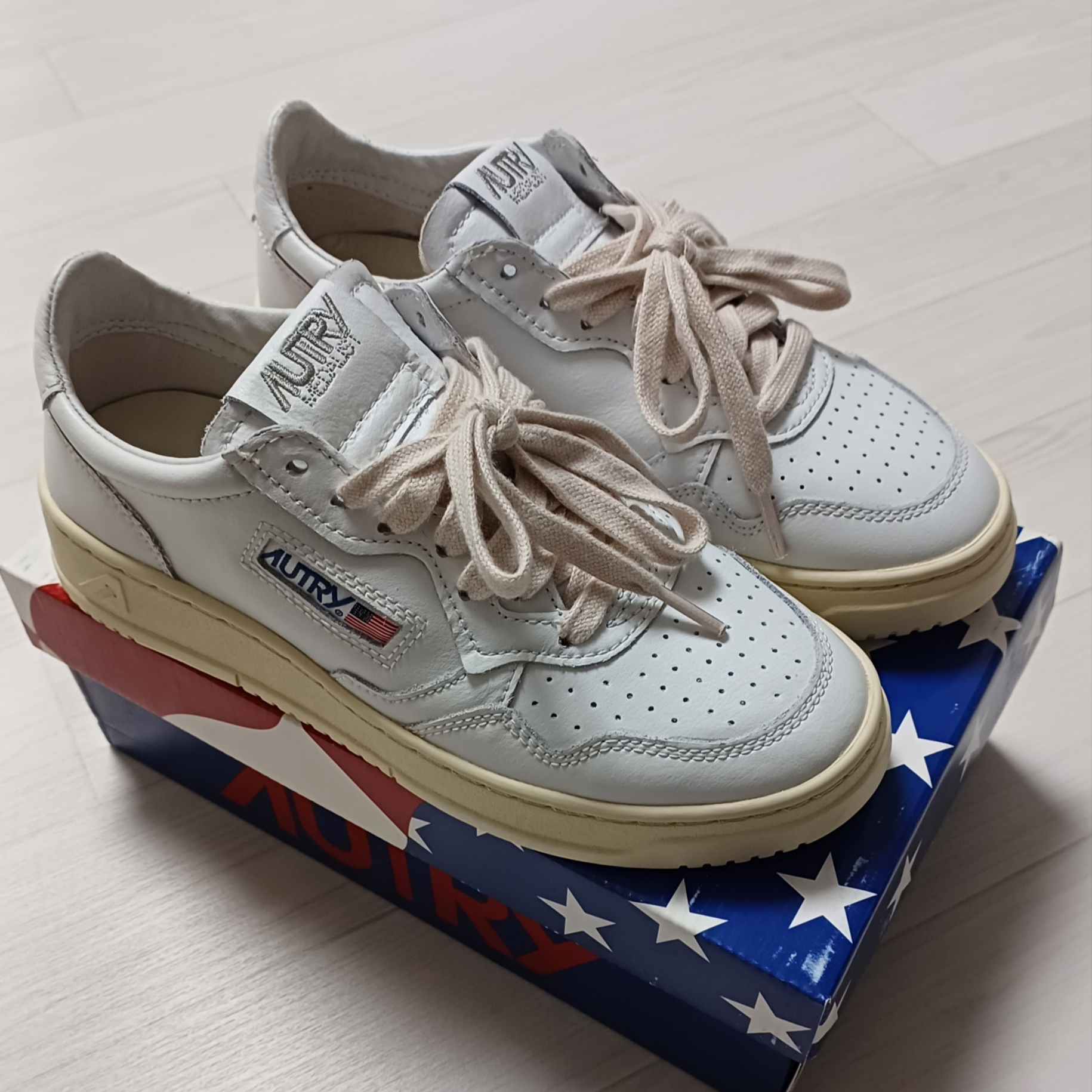 (W) Autry Medalist Low Leather Sneakers White 착용 스타일