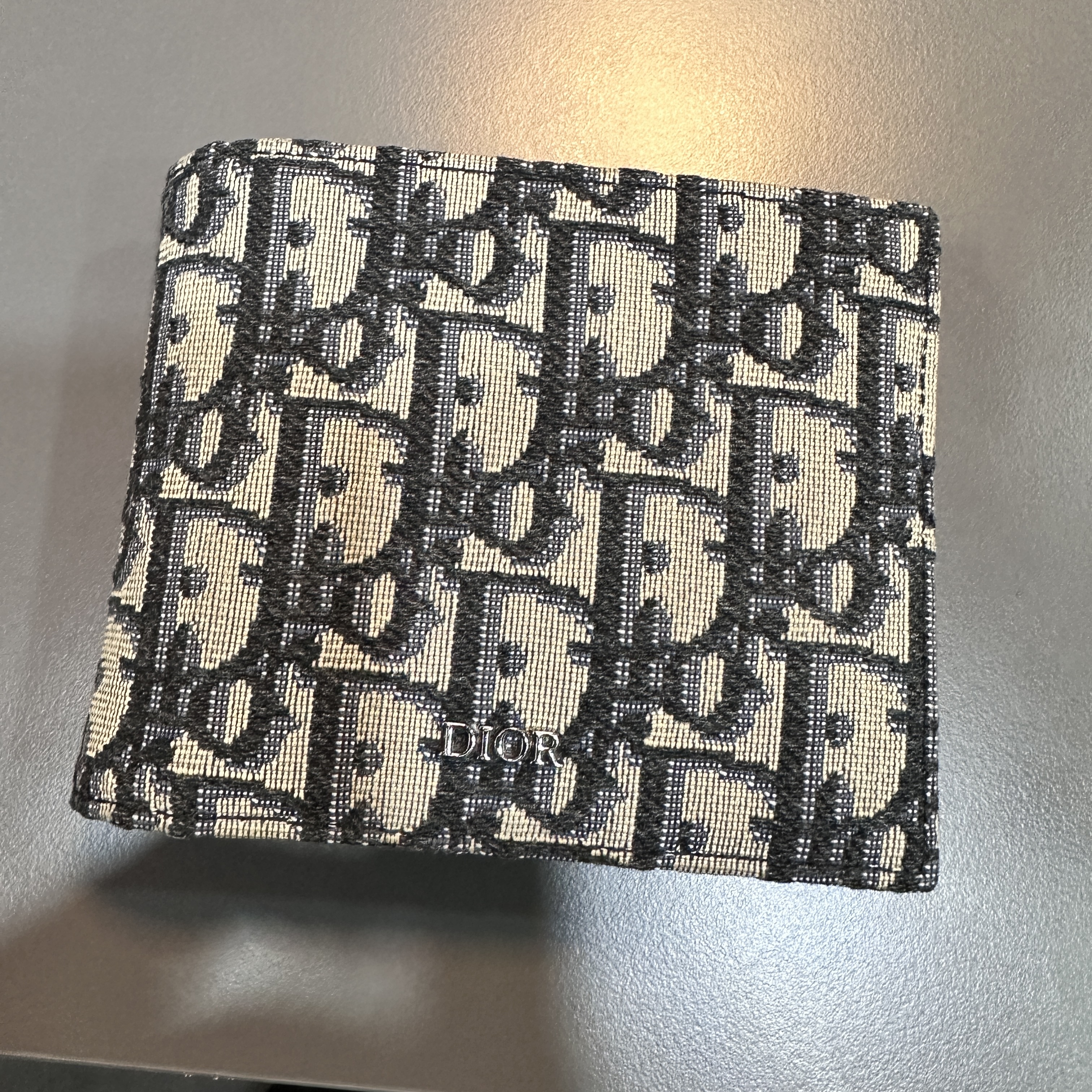 Dior Compact Wallet Beige & Black Dior Oblique Jacquard 착용 스타일