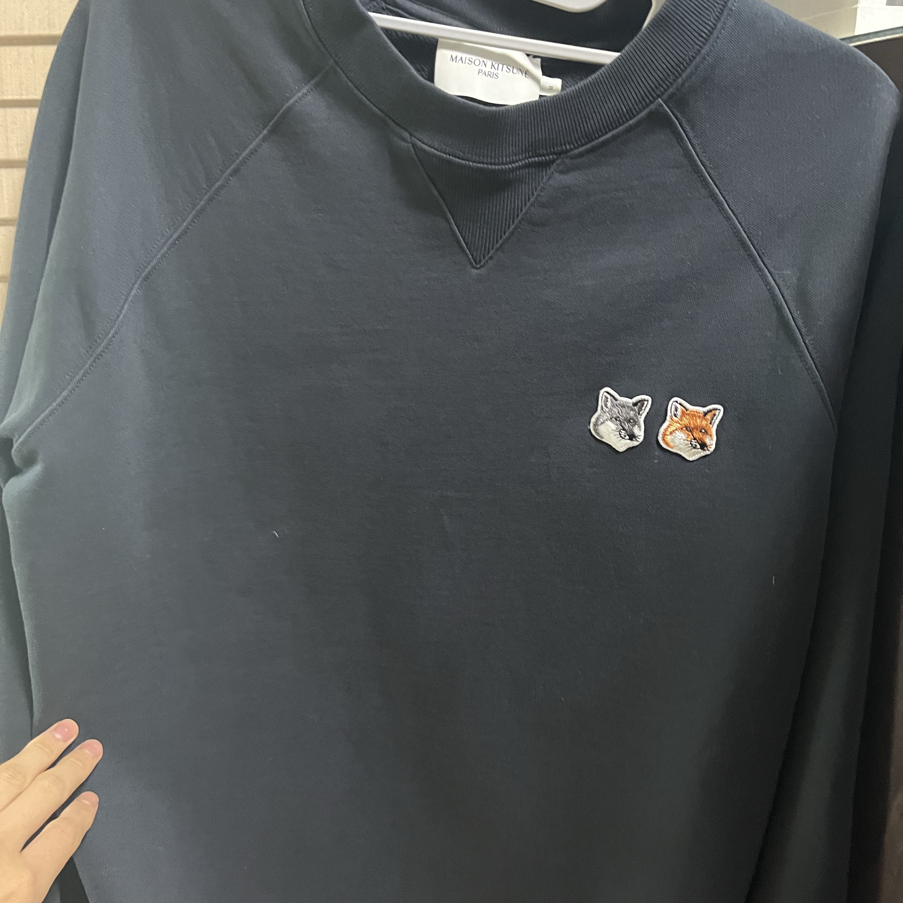 Maison Kitsune Double Fox Head Patch Classic Sweatshirt Anthracite 착용 스타일