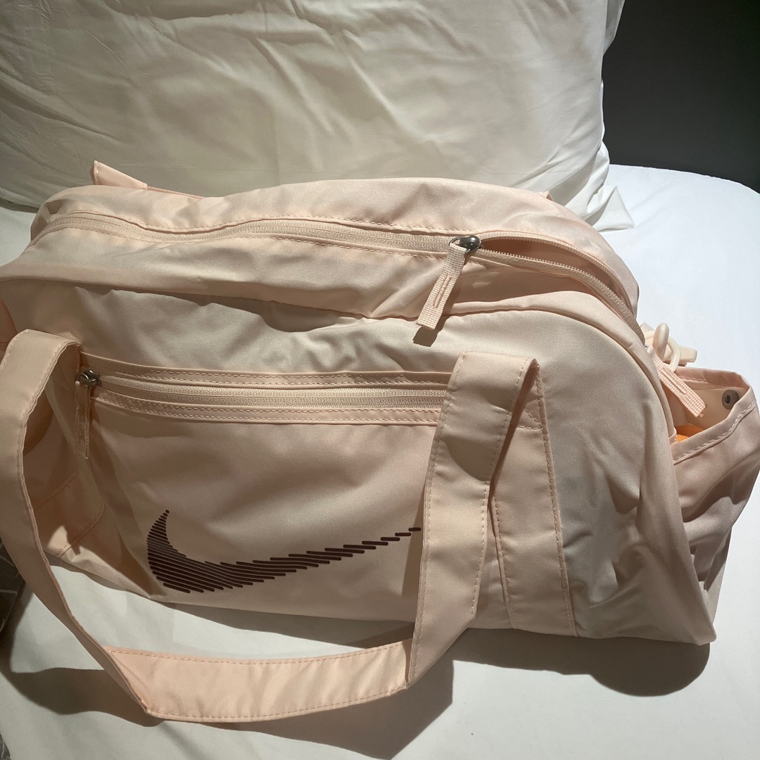 Nike Gym Club Duffle Bag 24L Guava Ice 착용 스타일