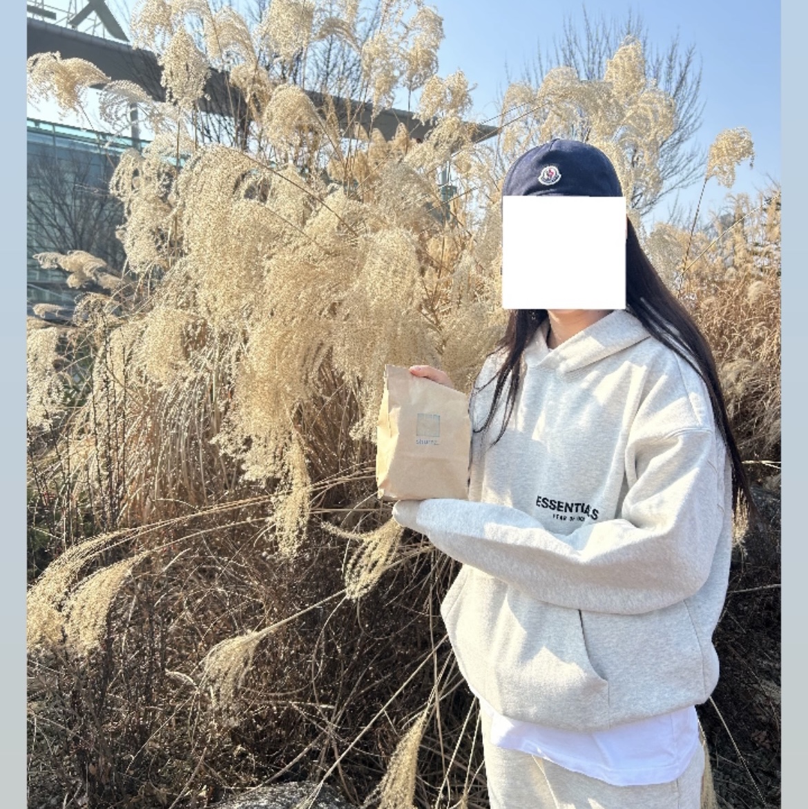 에센셜 더 코어 컬렉션 릴렉스드 스웨트팬츠 라이트 오트밀, 에센셜 더 코어 컬렉션 후드 라이트 오트밀 착용 스타일