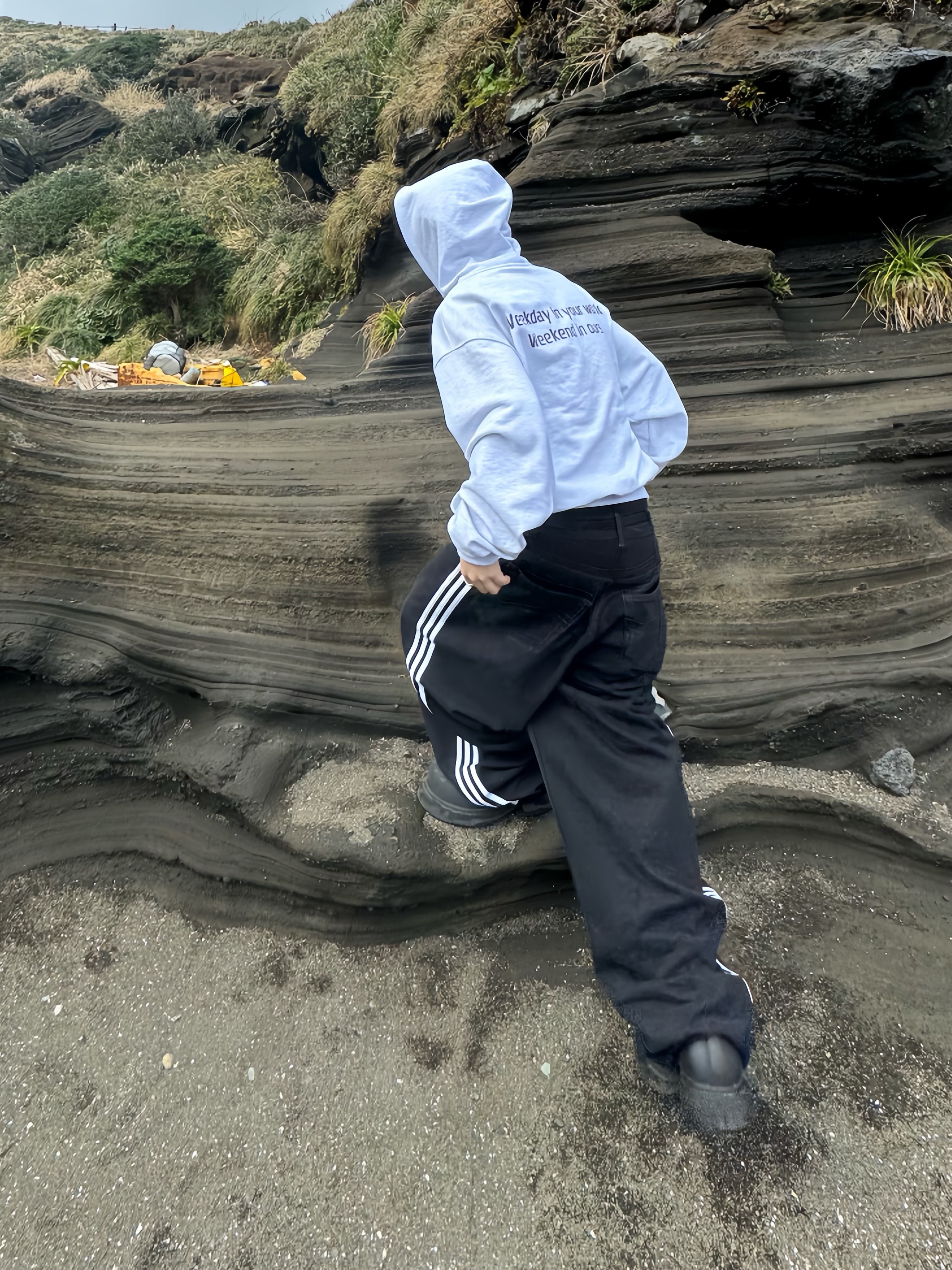 Gentle Monster x Maison Margiela MM003 Black Black, Balenciaga x Adidas Large Baggy Trousers Black 착용 스타일 - 2