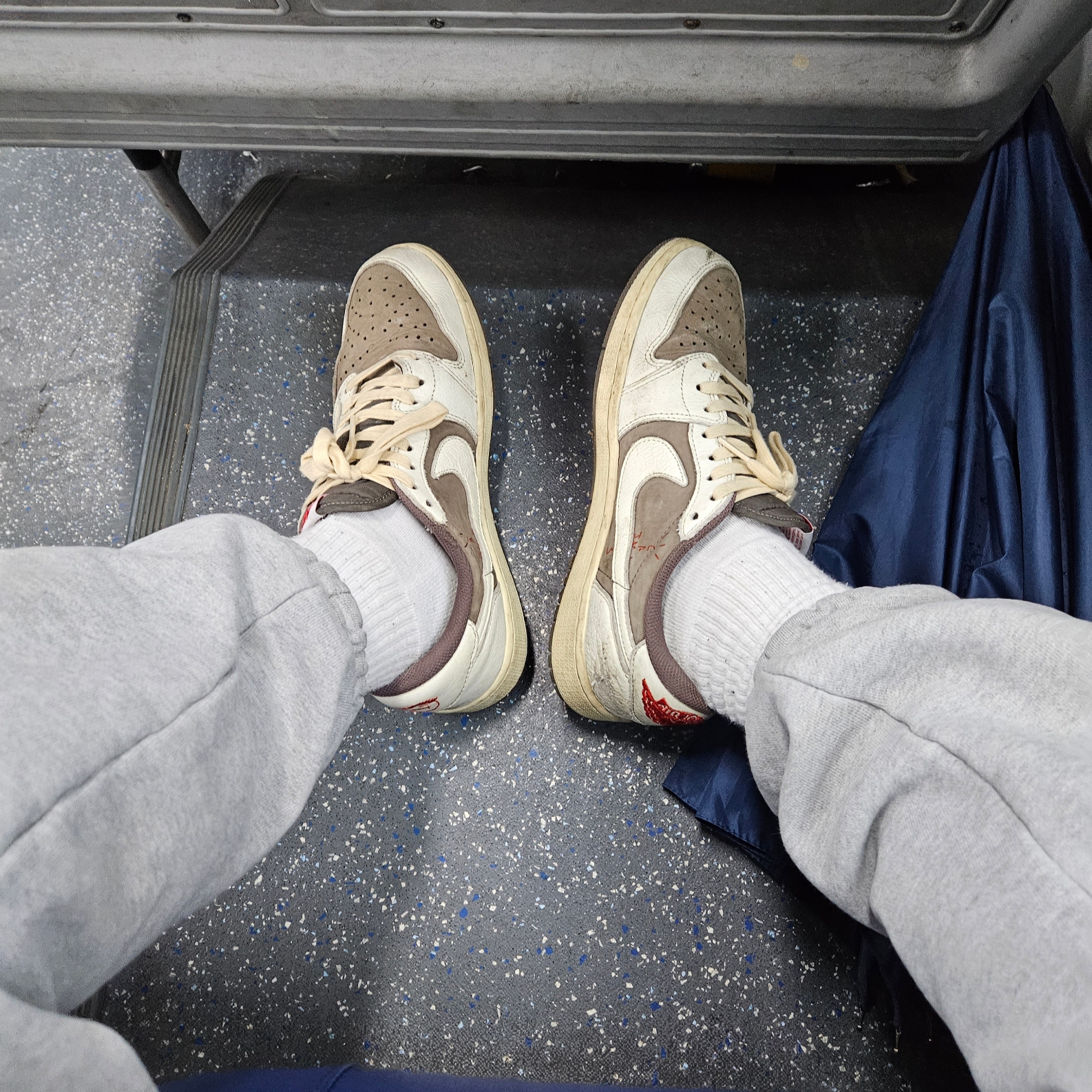 Jordan 1 x Travis Scott Retro Low OG SP Sail and Ridgerock 착용 스타일