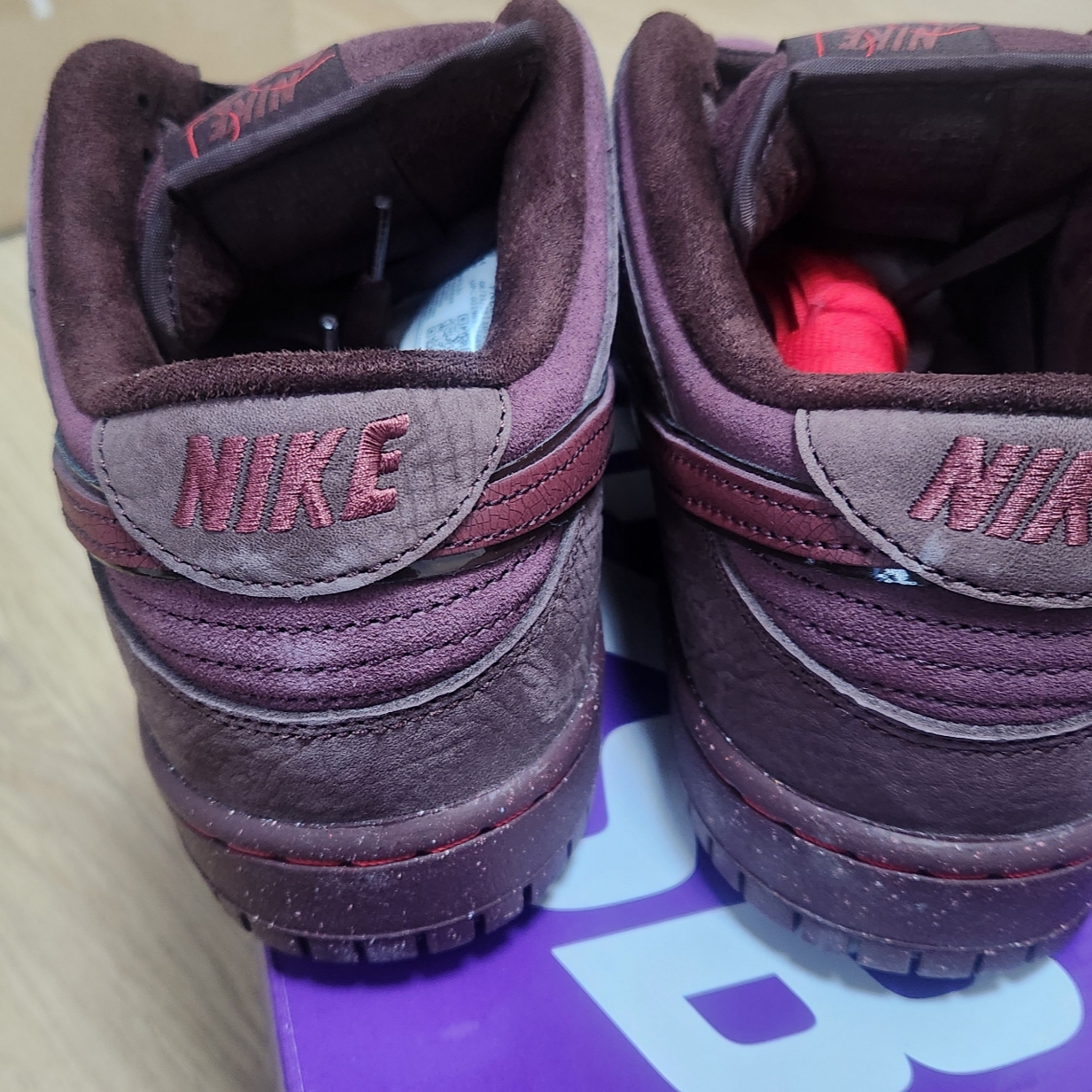 Nike SB Dunk Low PRM Burgundy Crush 착용 스타일 - 4