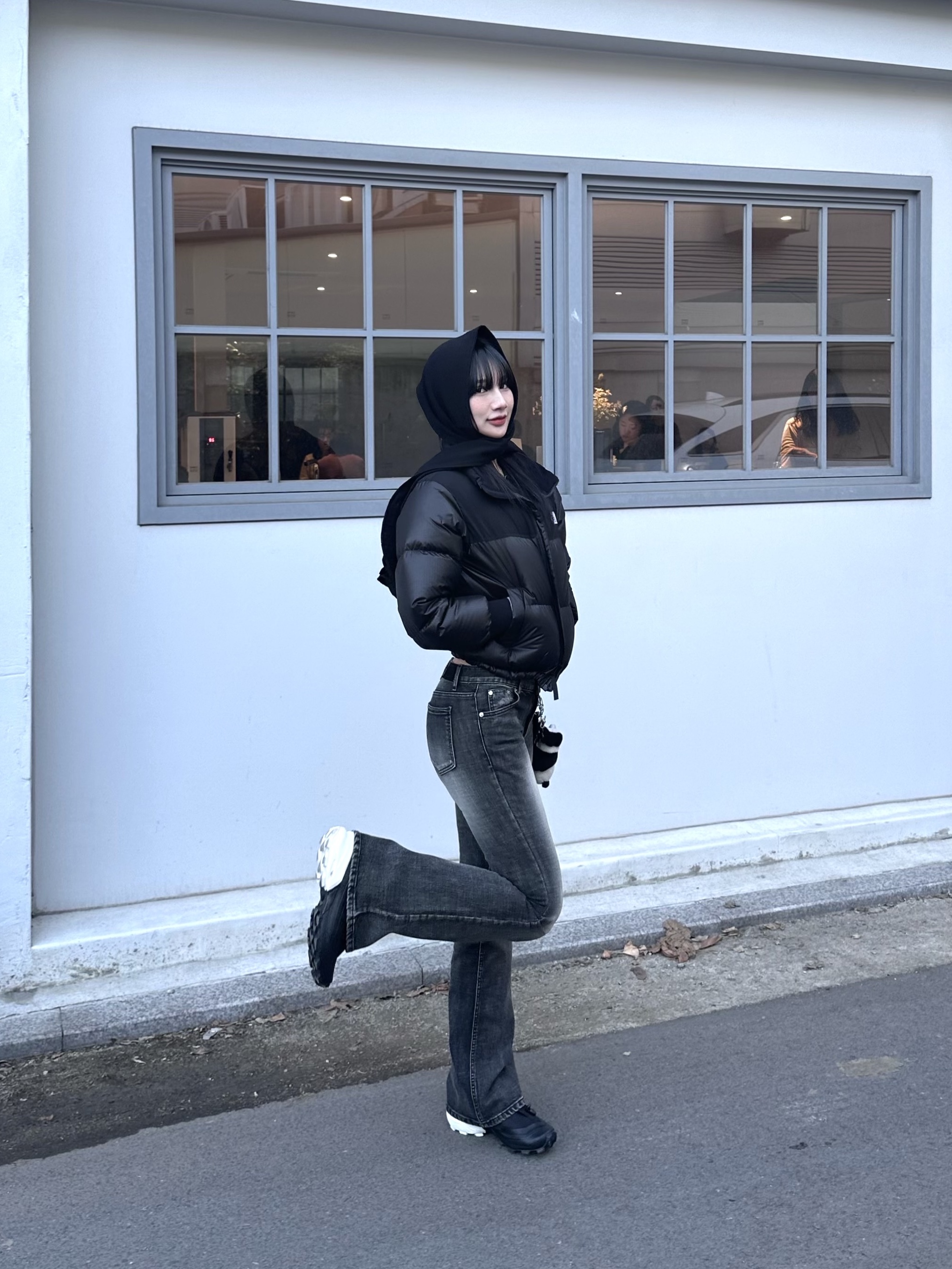 Salomon x MM6 Maison Margiela Cross Low Black, (W) The North Face White Label Novelty Nuptse Down Jacket Black 착용 스타일