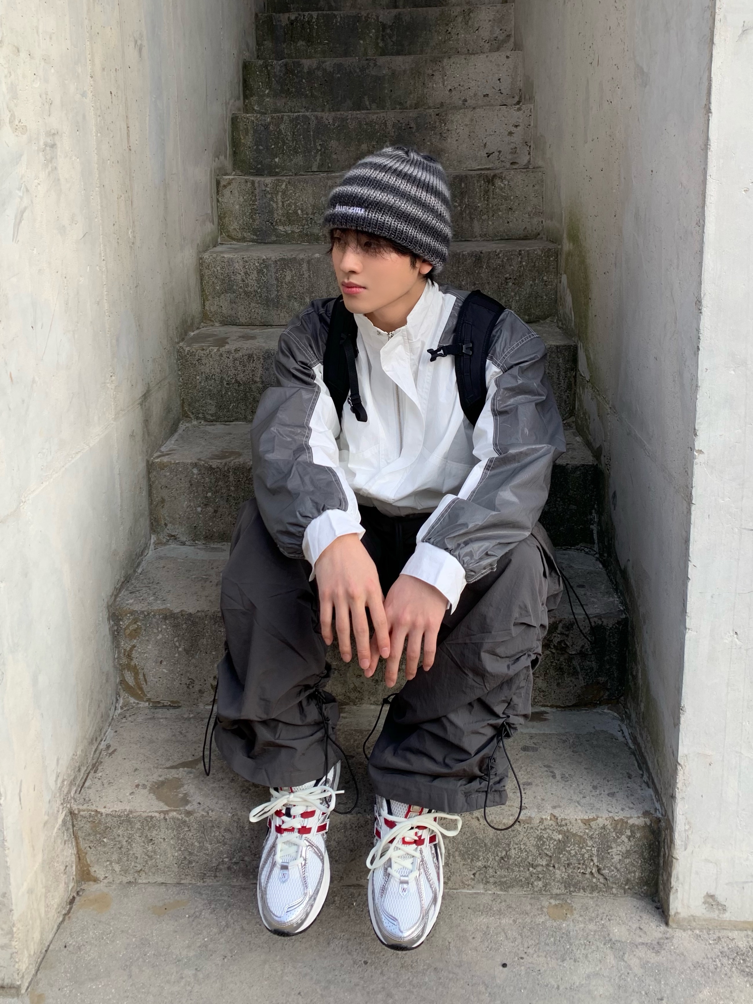 Supreme Ombre Stripe Beanie Black - 22FW, New Balance 1906R Silver Metallic Classic Crimson 착용 스타일 - 7