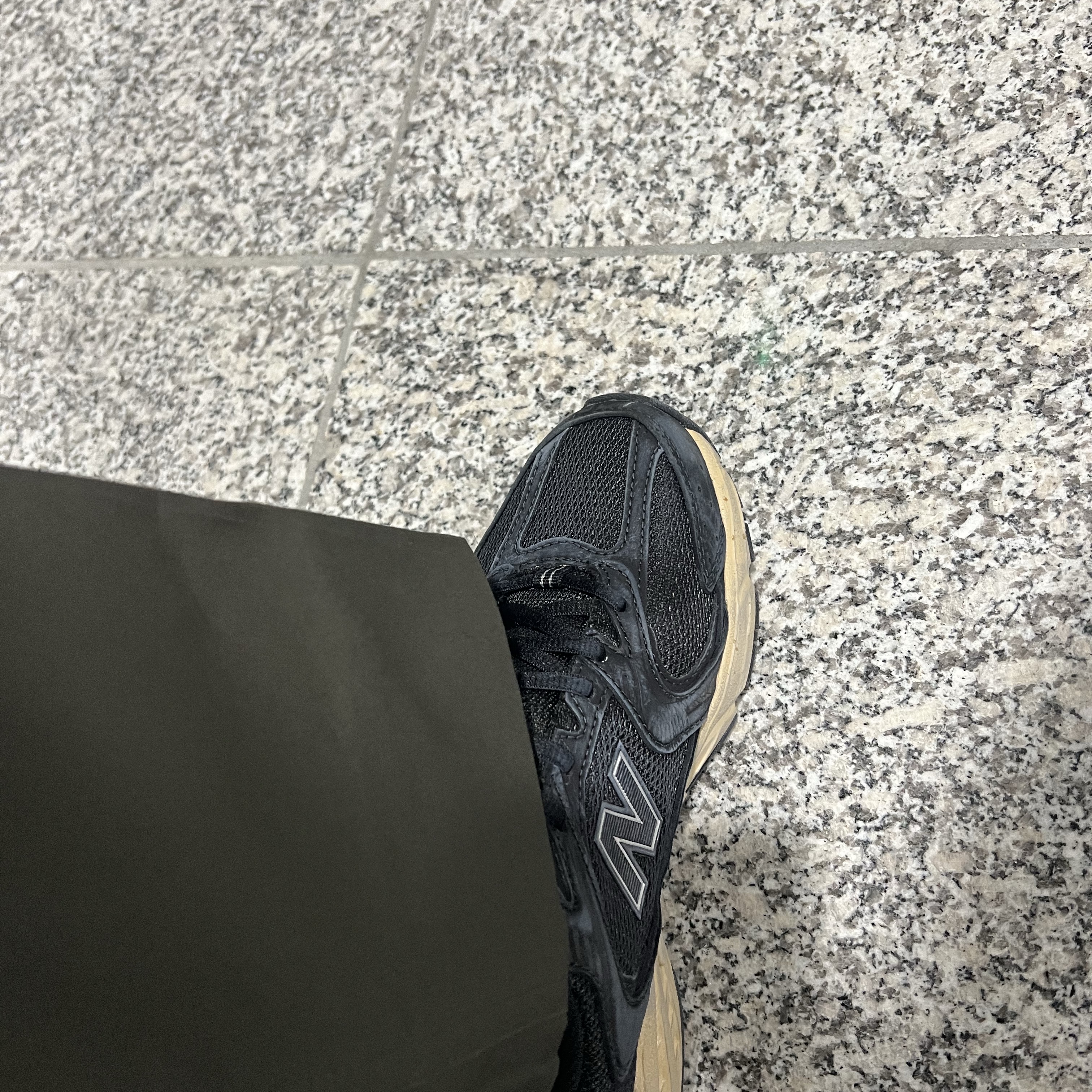 New Balance 530 Vintage Black Gum 착용 스타일 - 1