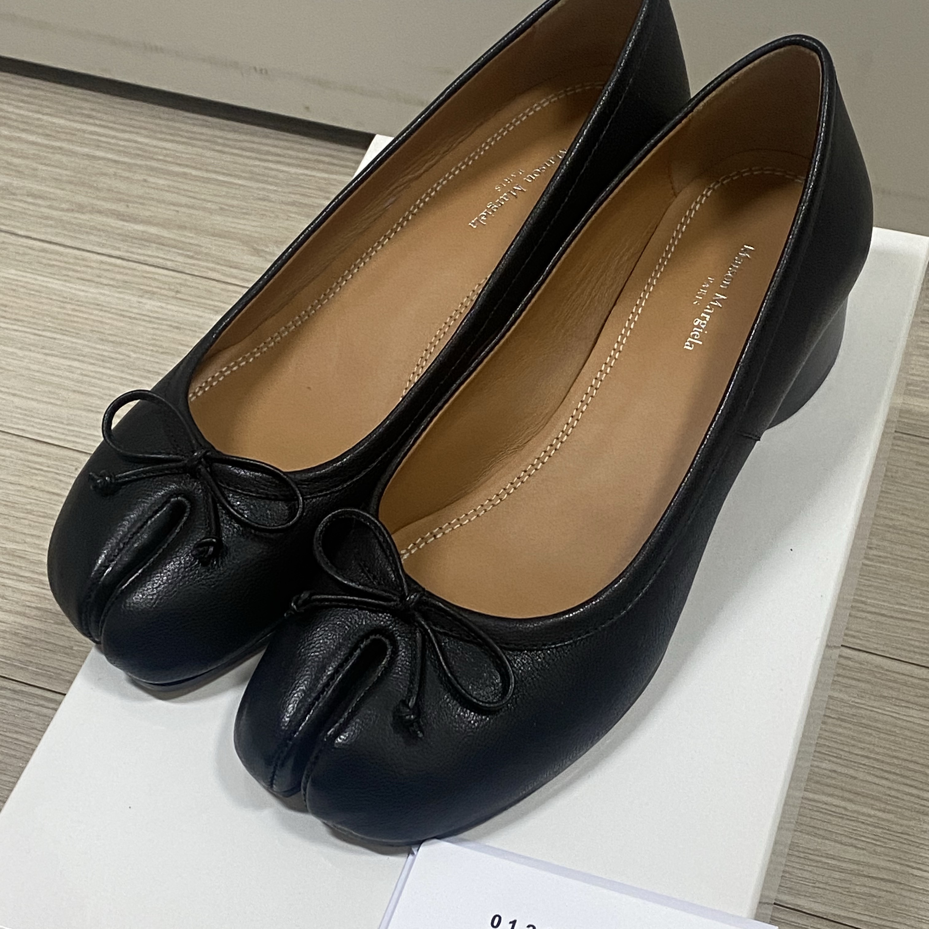 (W) Maison Margiela Tabi Leather Ballerina Pumps Black 착용 스타일