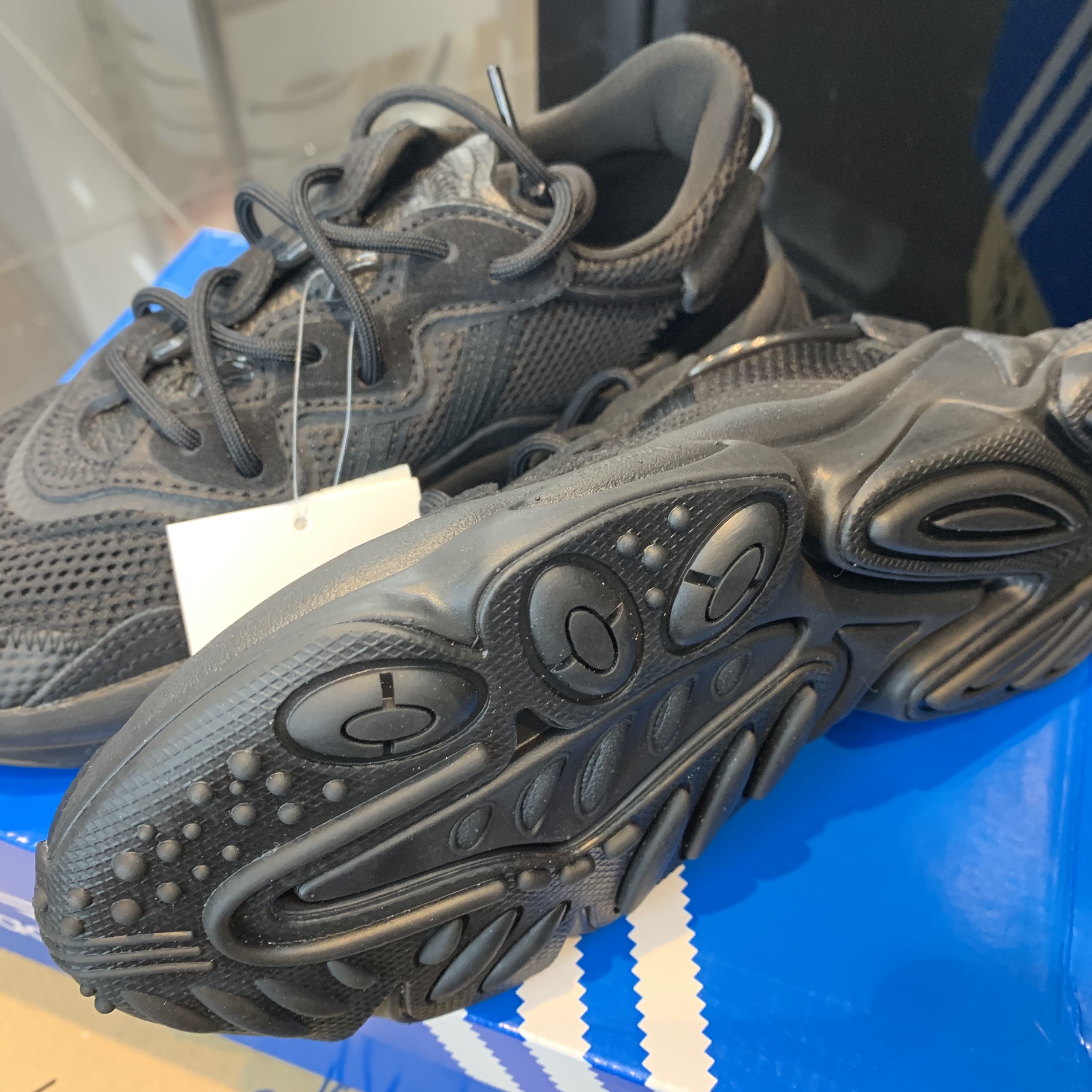 Adidas Ozweego Core Black 착용 스타일