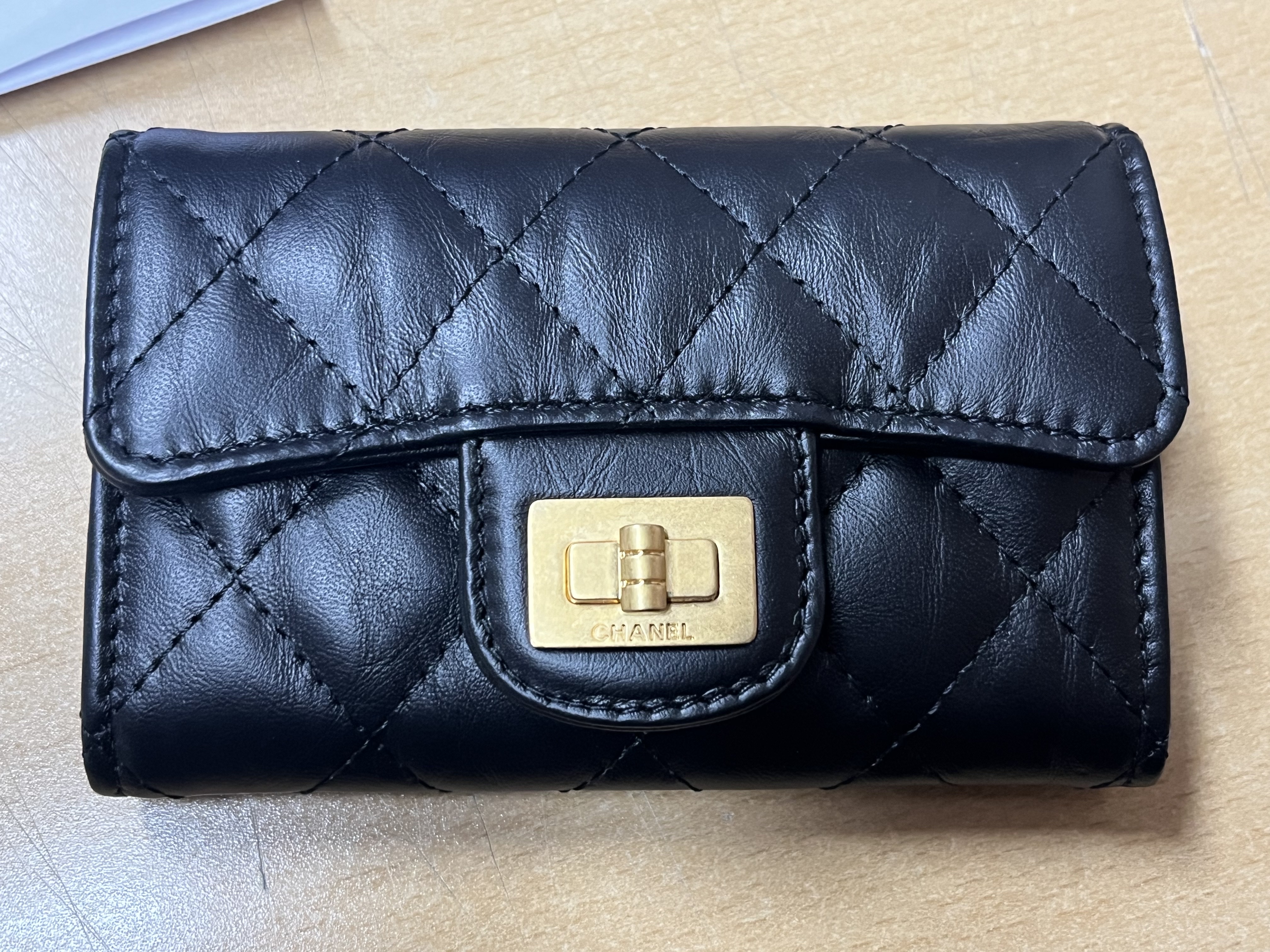 Chanel 2.55 Flap Card Holder Aged Calfskin & Gold Black 착용 스타일