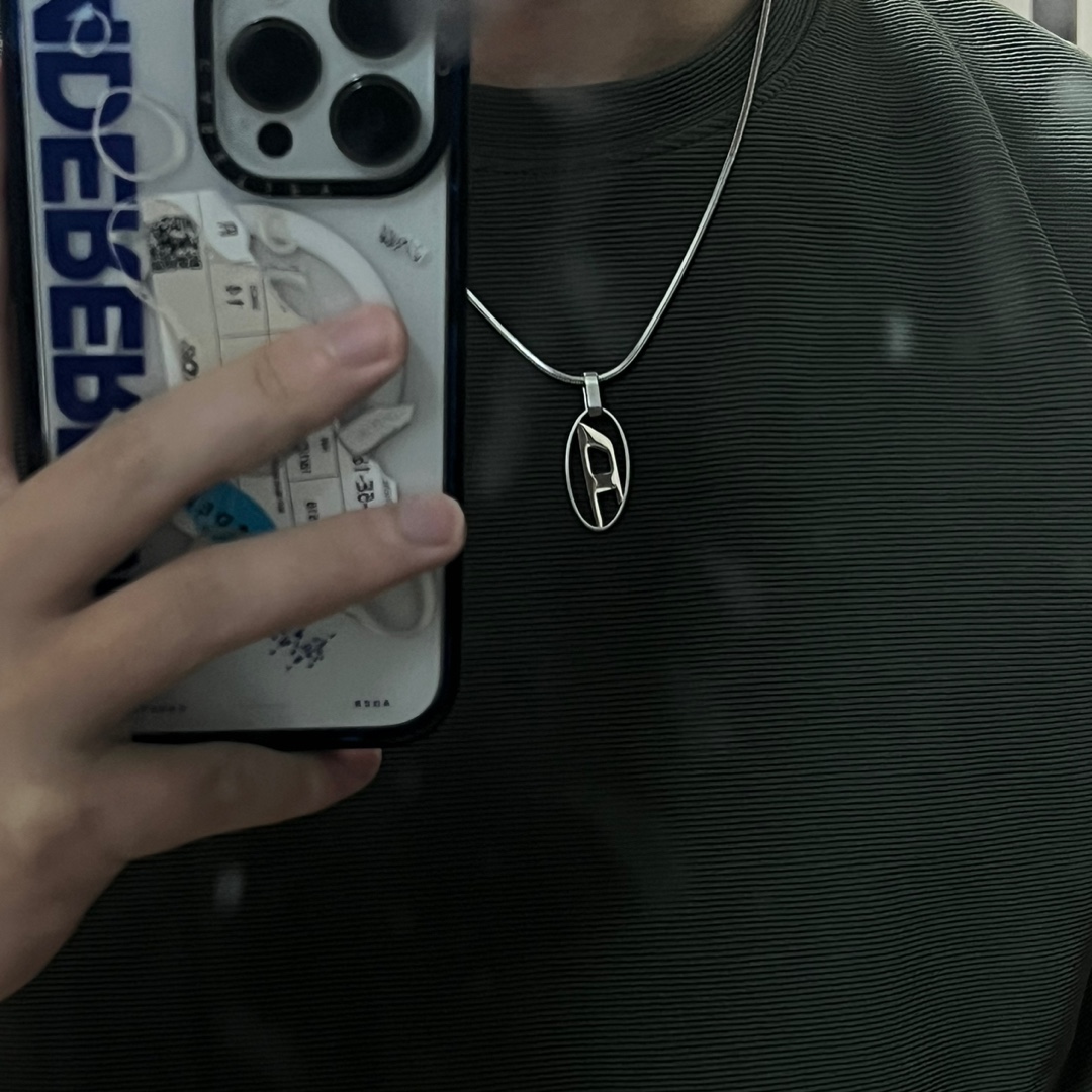 Diesel Dx1342 Stainless Steel Pendant Necklace Silver 착용 스타일