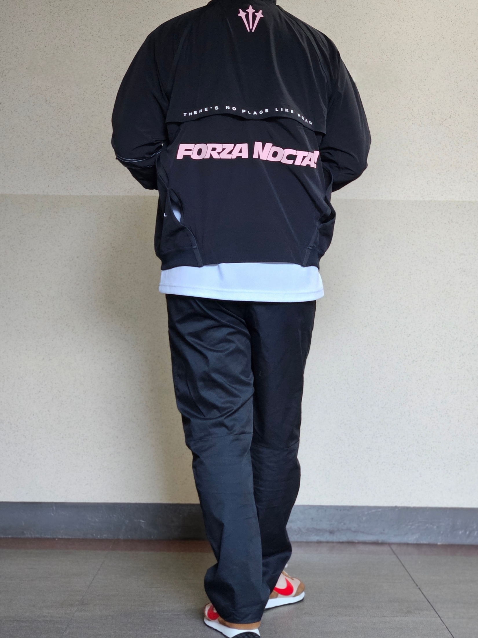 (W) Nike x Drake Nocta NRG LR L/S Crew Black (DV3631-010) 착용 스타일 - 4