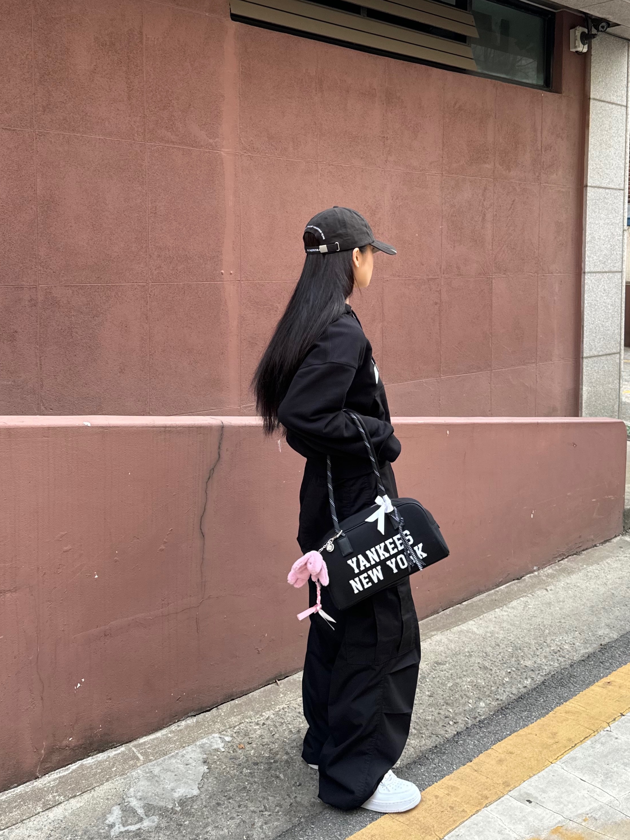 Supreme Jagged Visor 6-Panel Black - 23FW, Nike x Supreme Air Force 1 Low White 착용 스타일 - 4
