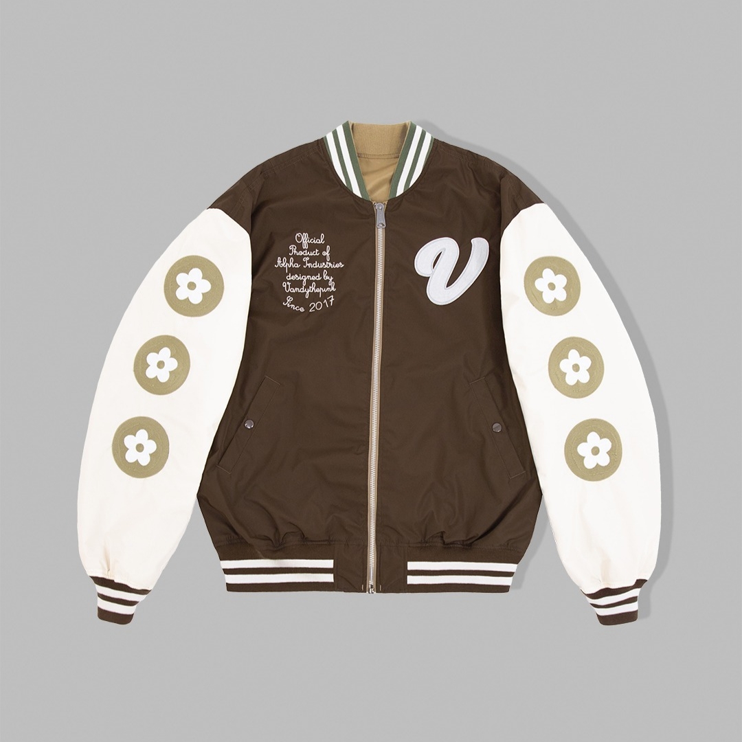 Vandy The Pink x Alpha Industries Bomber Jacket Lead Gray 착용 스타일 - 2
