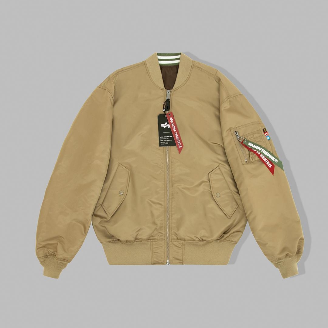 Vandy The Pink x Alpha Industries Bomber Jacket Lead Gray 착용 스타일 - 4