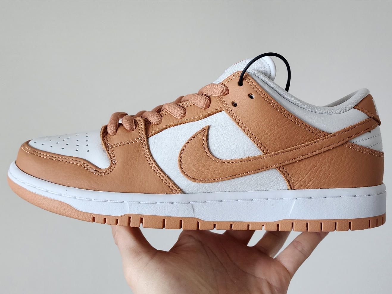 Nike SB Dunk Low Pro Light Cognac 착용 스타일