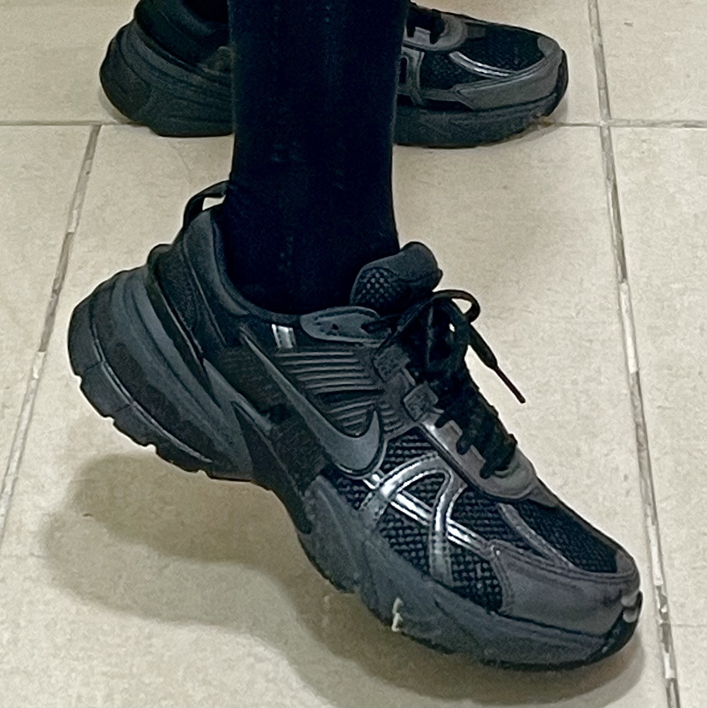 Nike V2K Run Black Anthracite 착용 스타일