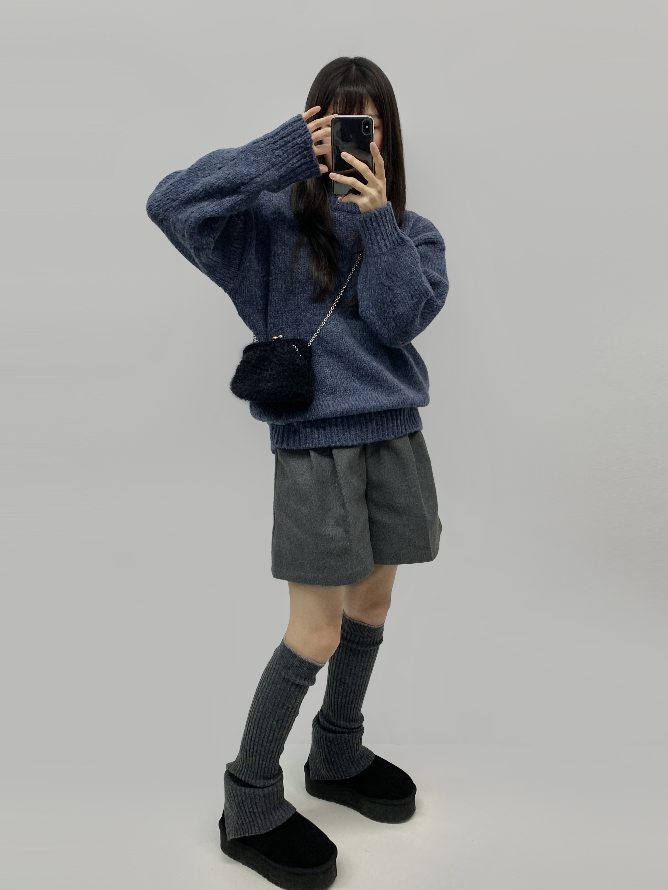 (W) UGG Classic Ultra Mini Platform Boots Black 착용 스타일 - 4