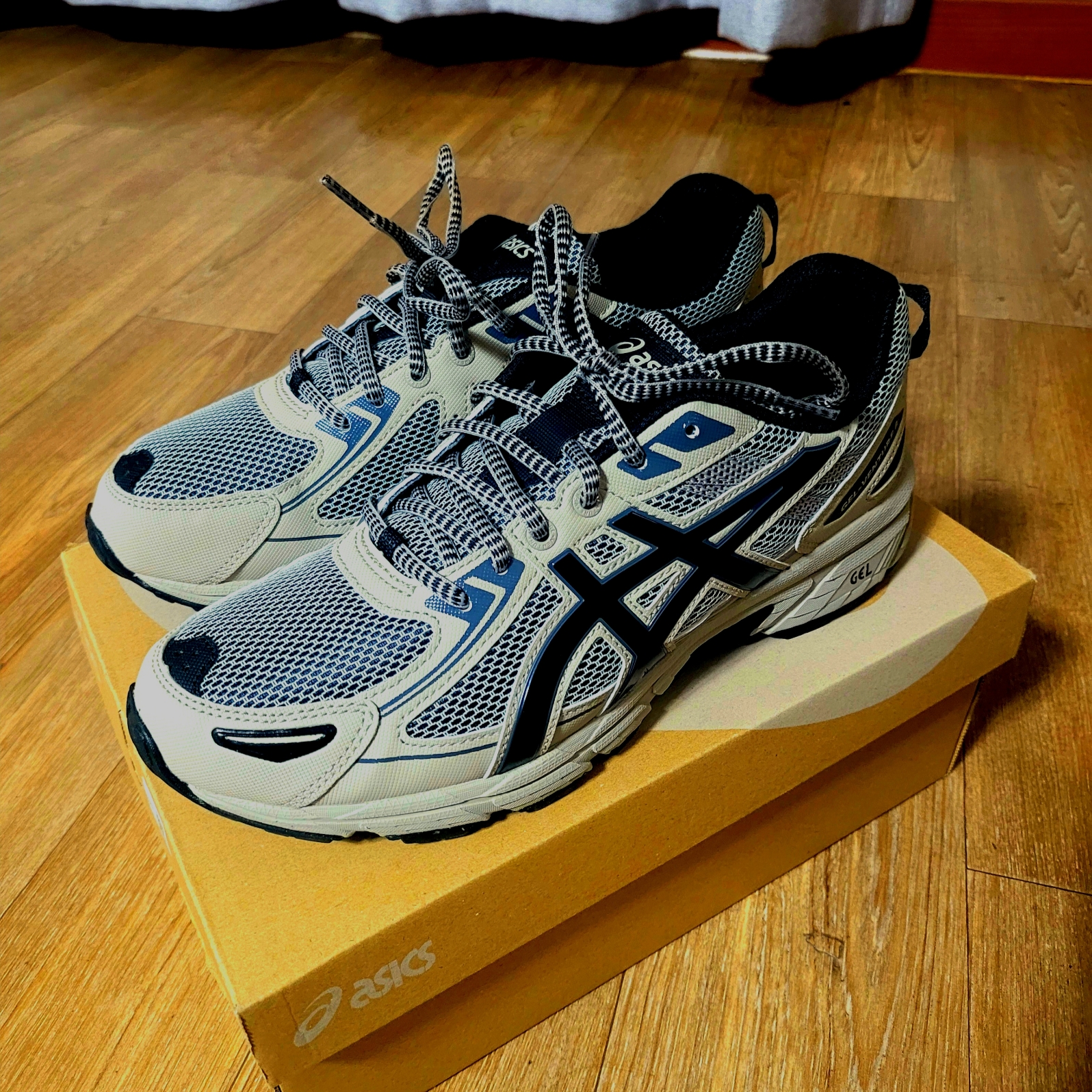 Asics Gel-Venture 6 Feather Grey Black 착용 스타일 - 2