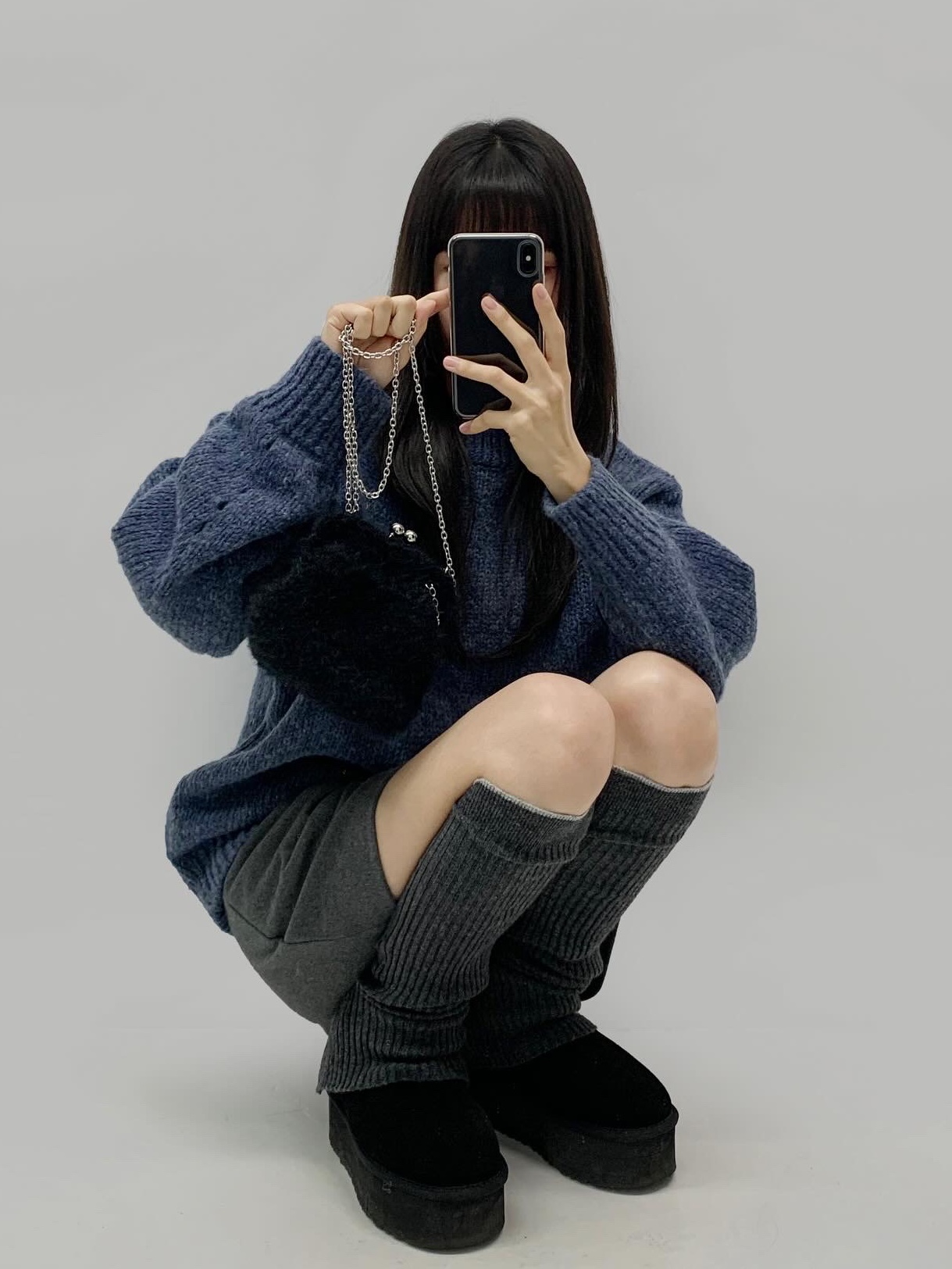 (W) UGG Classic Ultra Mini Platform Boots Black 착용 스타일 - 1